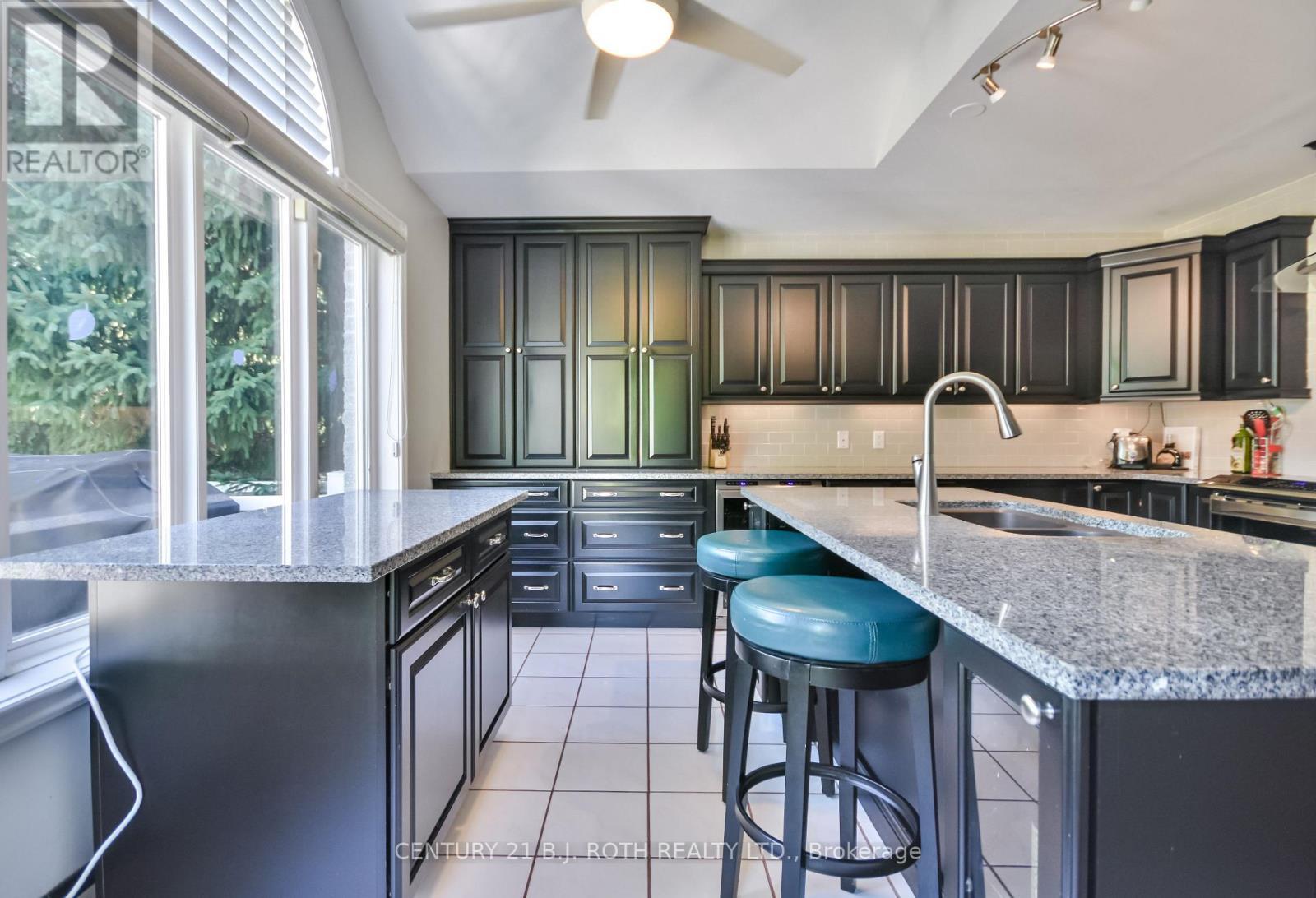 55 Bloxham Place, Barrie, ON - Indoor Photo Showing Kitchen With Double Sink With Upgraded Kitchen
