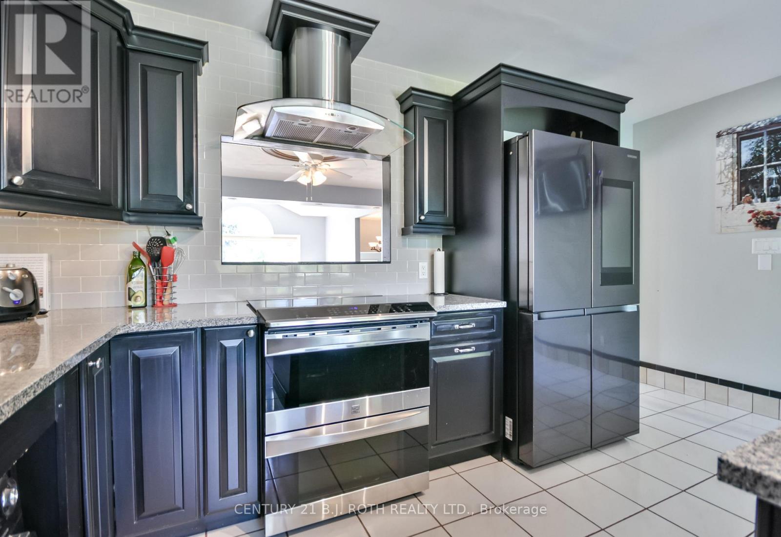 55 Bloxham Place, Barrie, ON - Indoor Photo Showing Kitchen With Upgraded Kitchen