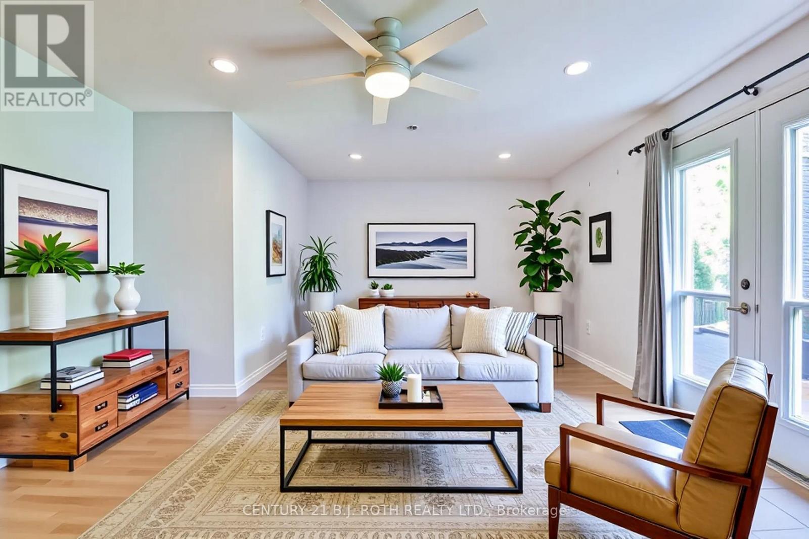 55 Bloxham Place, Barrie, ON - Indoor Photo Showing Living Room