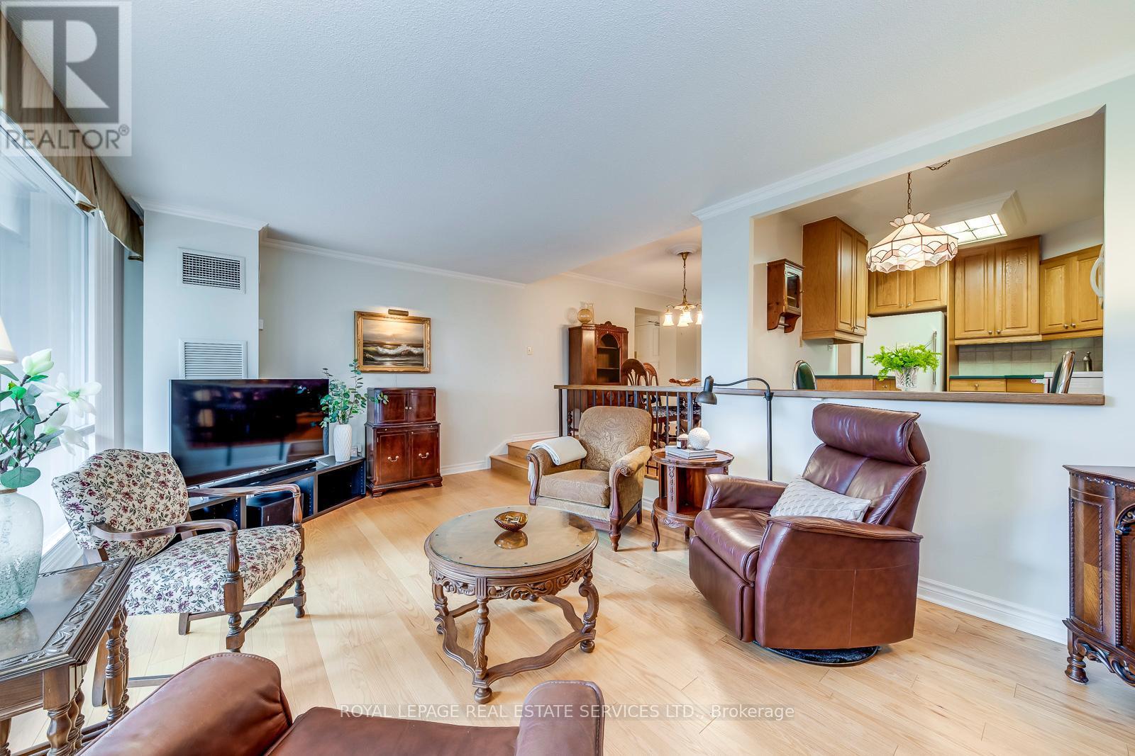 405 - 240 Scarlett Road, Toronto, ON - Indoor Photo Showing Living Room