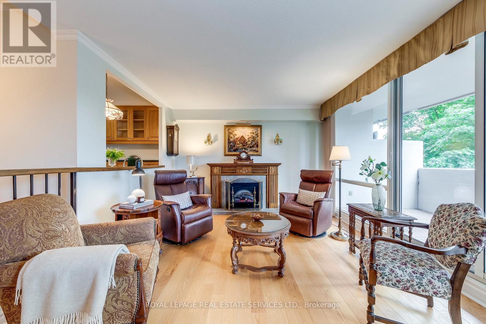 405 - 240 Scarlett Road, Toronto, ON - Indoor Photo Showing Living Room With Fireplace
