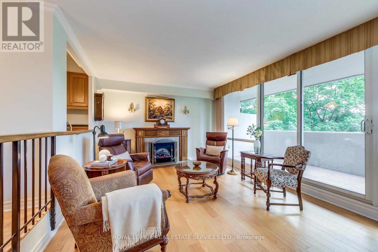 405 - 240 Scarlett Road, Toronto, ON - Indoor Photo Showing Living Room With Fireplace