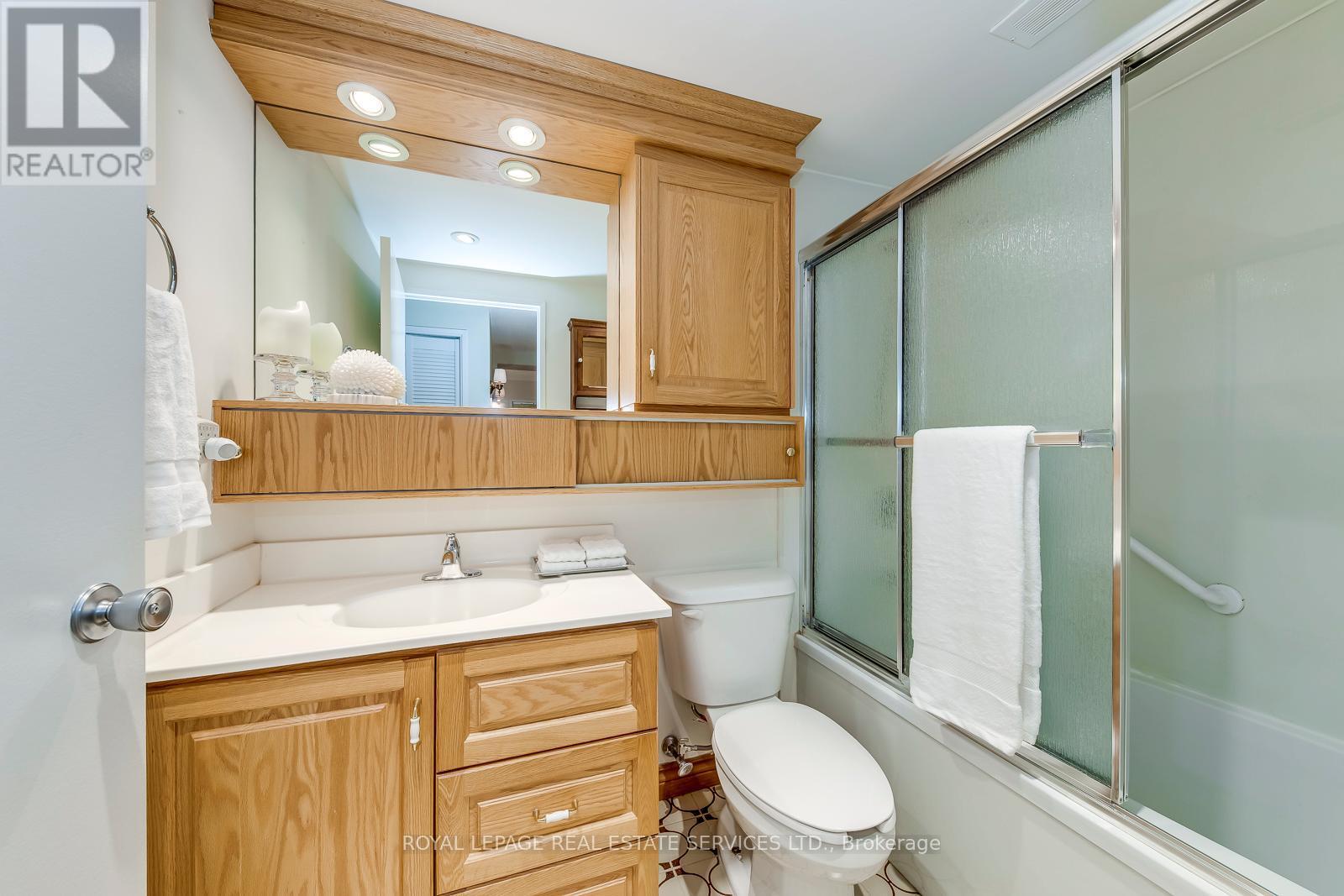 405 - 240 Scarlett Road, Toronto, ON - Indoor Photo Showing Bathroom