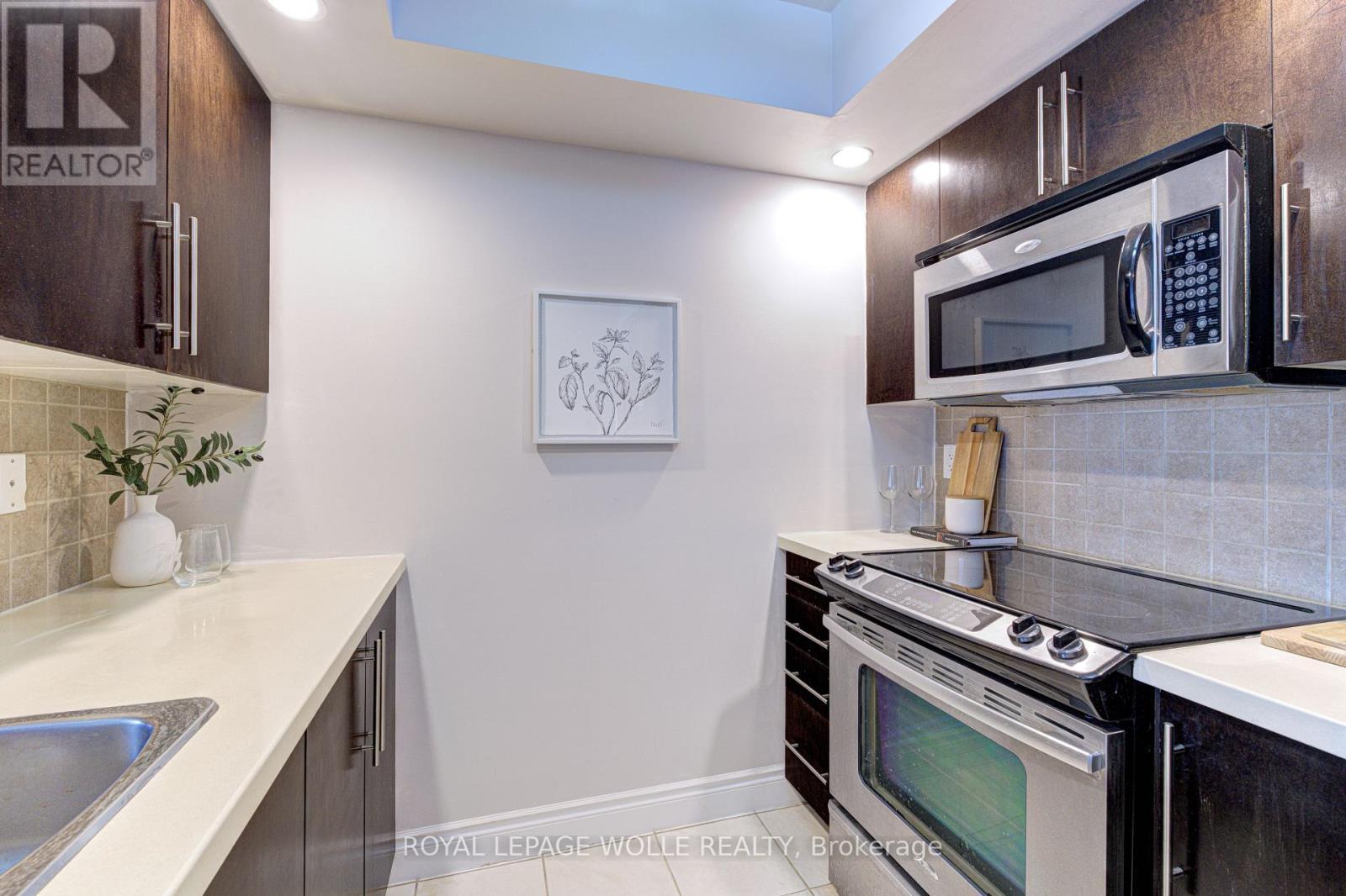 2123 - 500 Doris Avenue, Toronto, ON - Indoor Photo Showing Kitchen
