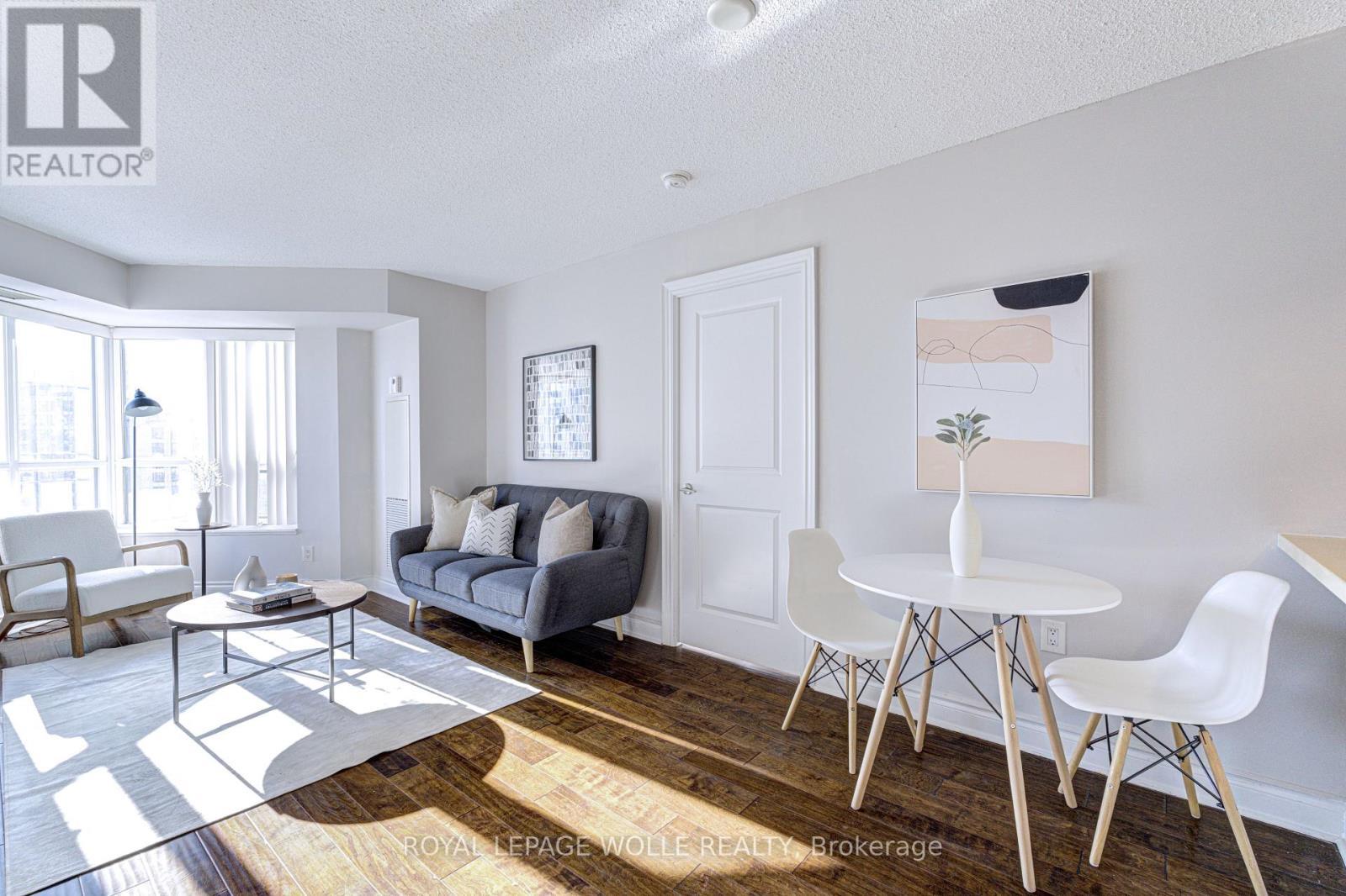 2123 - 500 Doris Avenue, Toronto, ON - Indoor Photo Showing Living Room