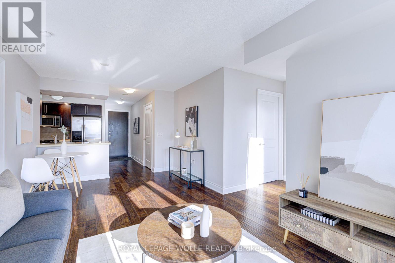 2123 - 500 Doris Avenue, Toronto, ON - Indoor Photo Showing Living Room
