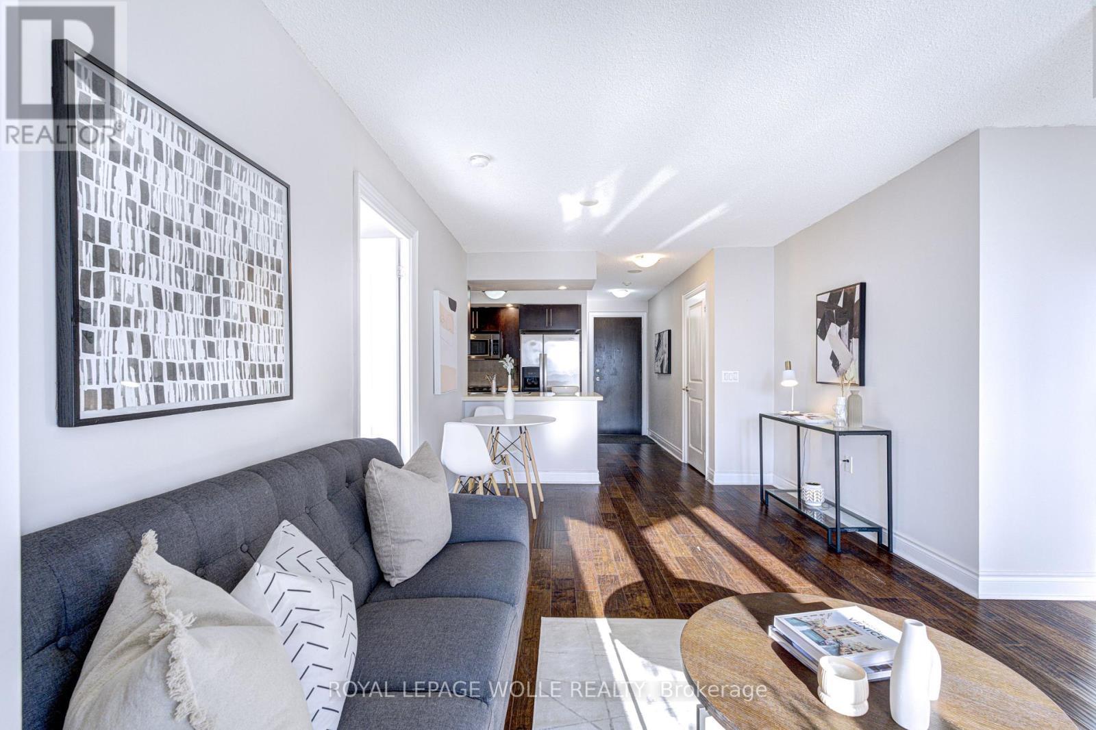 2123 - 500 Doris Avenue, Toronto, ON - Indoor Photo Showing Living Room