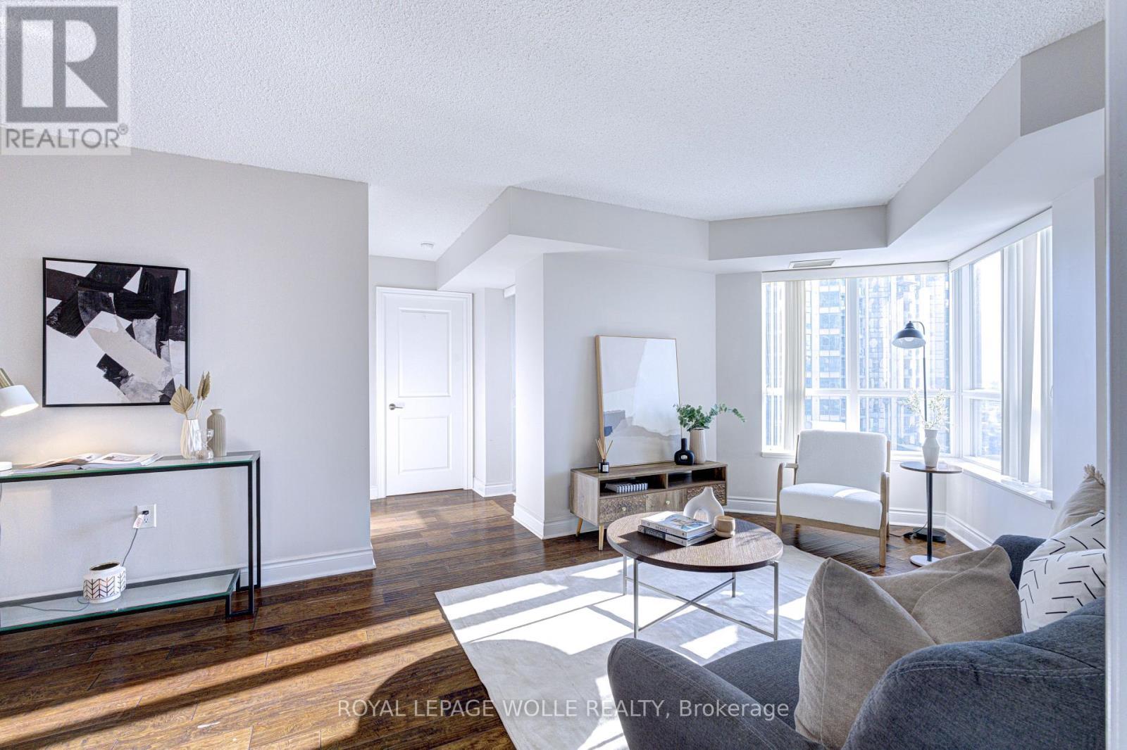 2123 - 500 Doris Avenue, Toronto, ON - Indoor Photo Showing Living Room