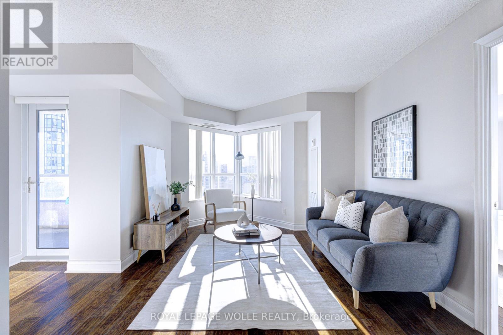 2123 - 500 Doris Avenue, Toronto, ON - Indoor Photo Showing Living Room