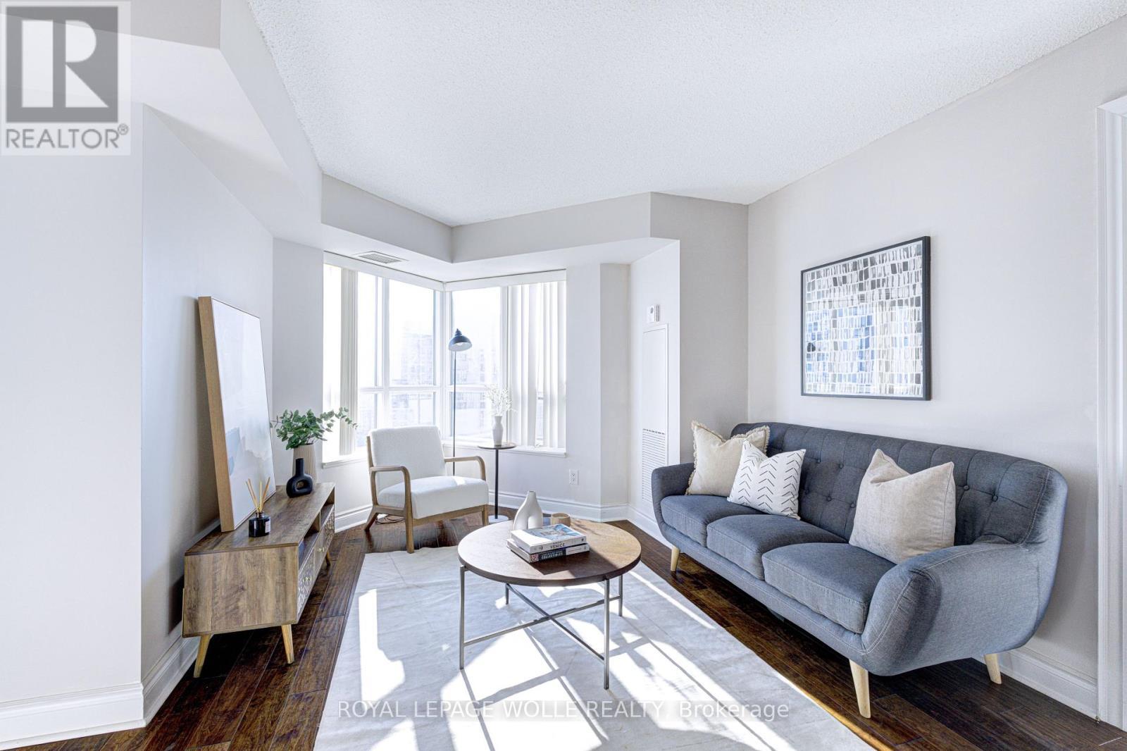 2123 - 500 Doris Avenue, Toronto, ON - Indoor Photo Showing Living Room