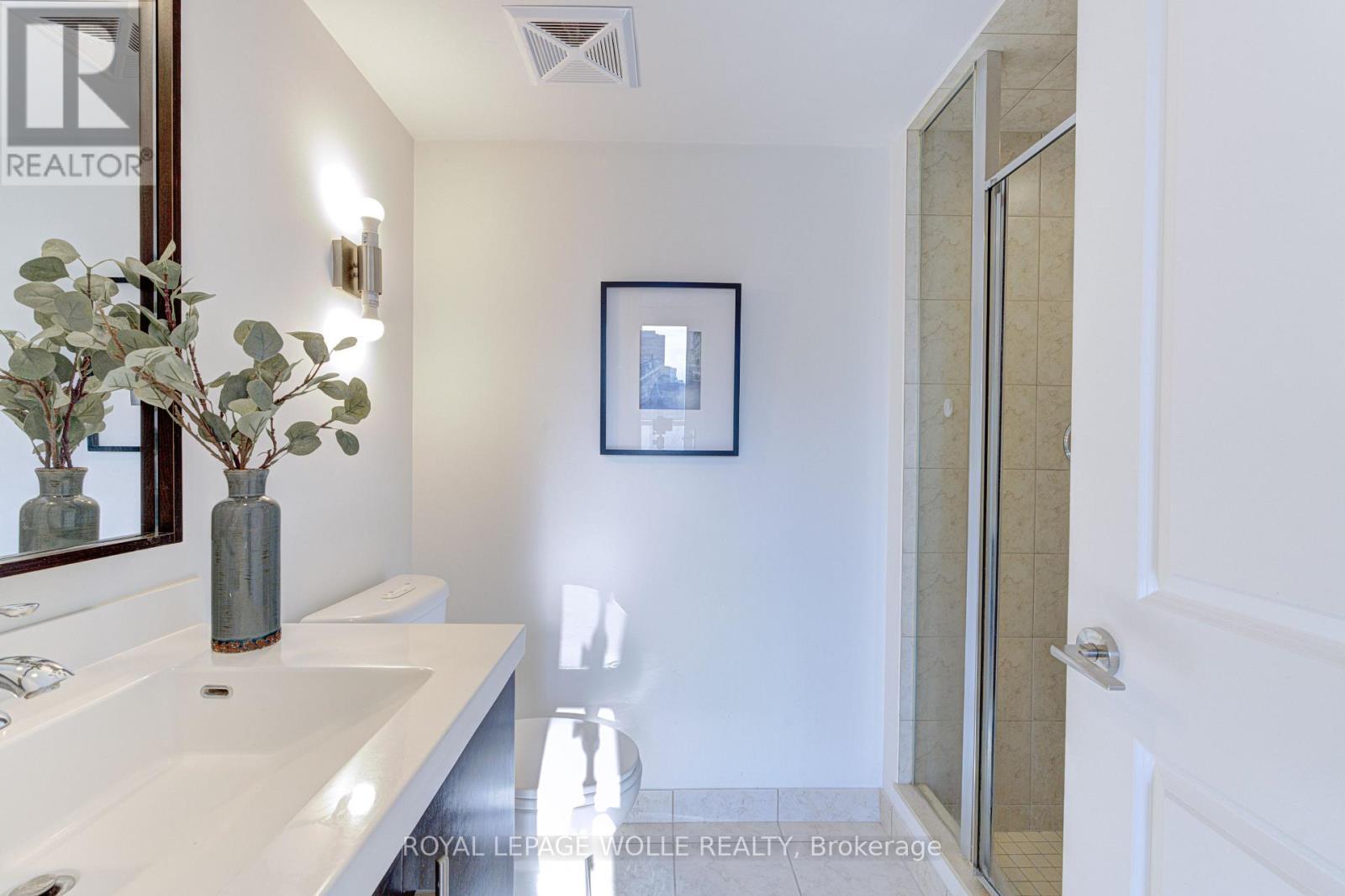 2123 - 500 Doris Avenue, Toronto, ON - Indoor Photo Showing Bathroom