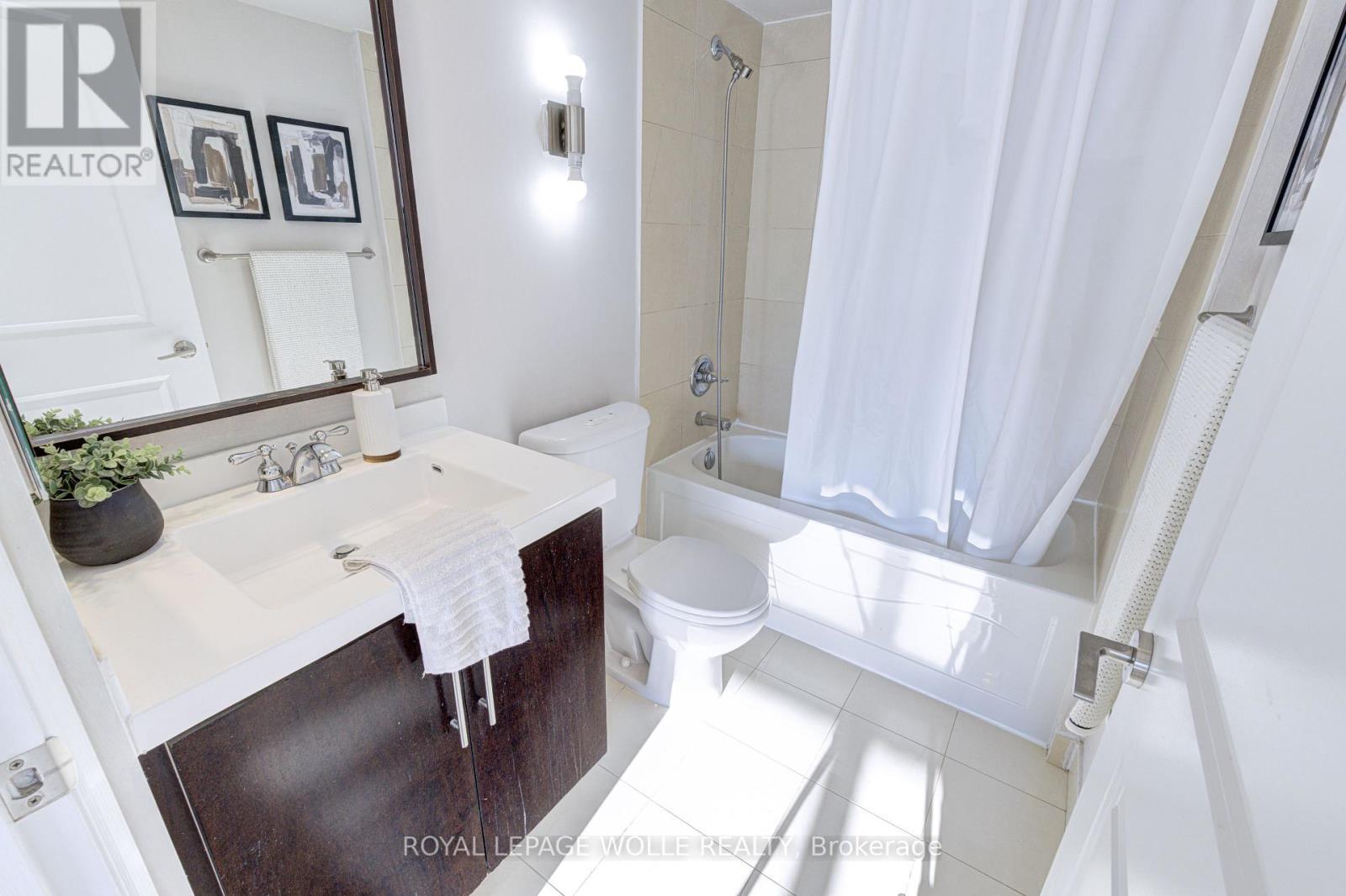 2123 - 500 Doris Avenue, Toronto, ON - Indoor Photo Showing Bathroom