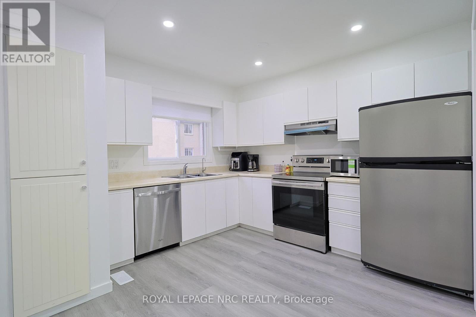 70 - 65 Dorchester Boulevard, St. Catharines (Carlton/Bunting), ON - Indoor Photo Showing Kitchen With Stainless Steel Kitchen With Double Sink