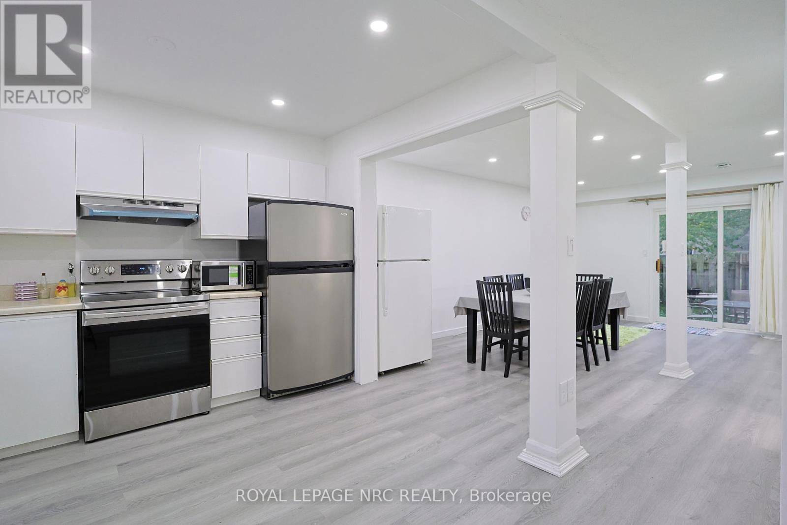 70 - 65 Dorchester Boulevard, St. Catharines (Carlton/Bunting), ON - Indoor Photo Showing Kitchen With Stainless Steel Kitchen