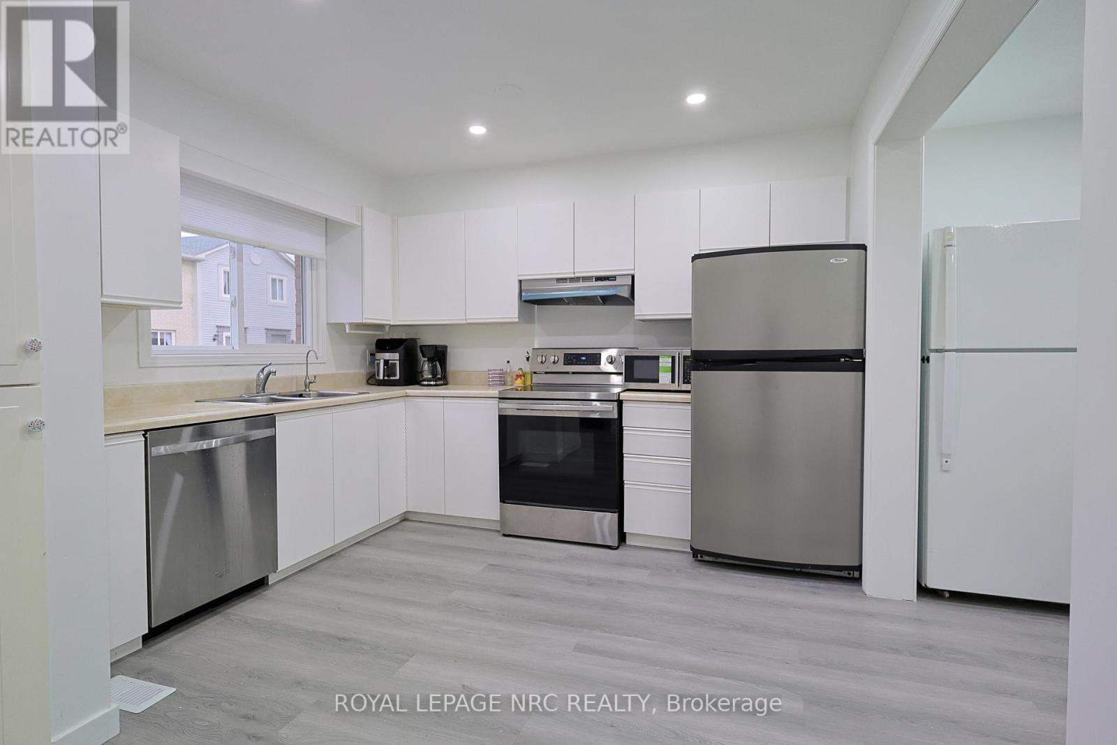 70 - 65 Dorchester Boulevard, St. Catharines (Carlton/Bunting), ON - Indoor Photo Showing Kitchen With Stainless Steel Kitchen With Double Sink