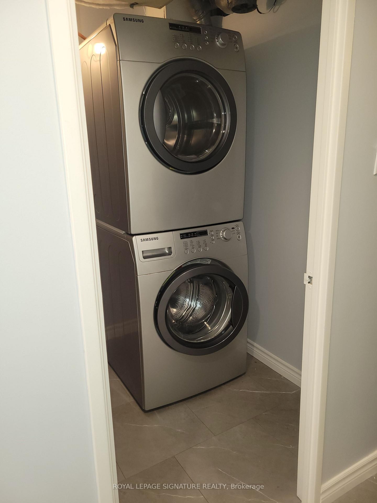 302-65 Scadding Avenue, Toronto, ON - Indoor Photo Showing Laundry Room