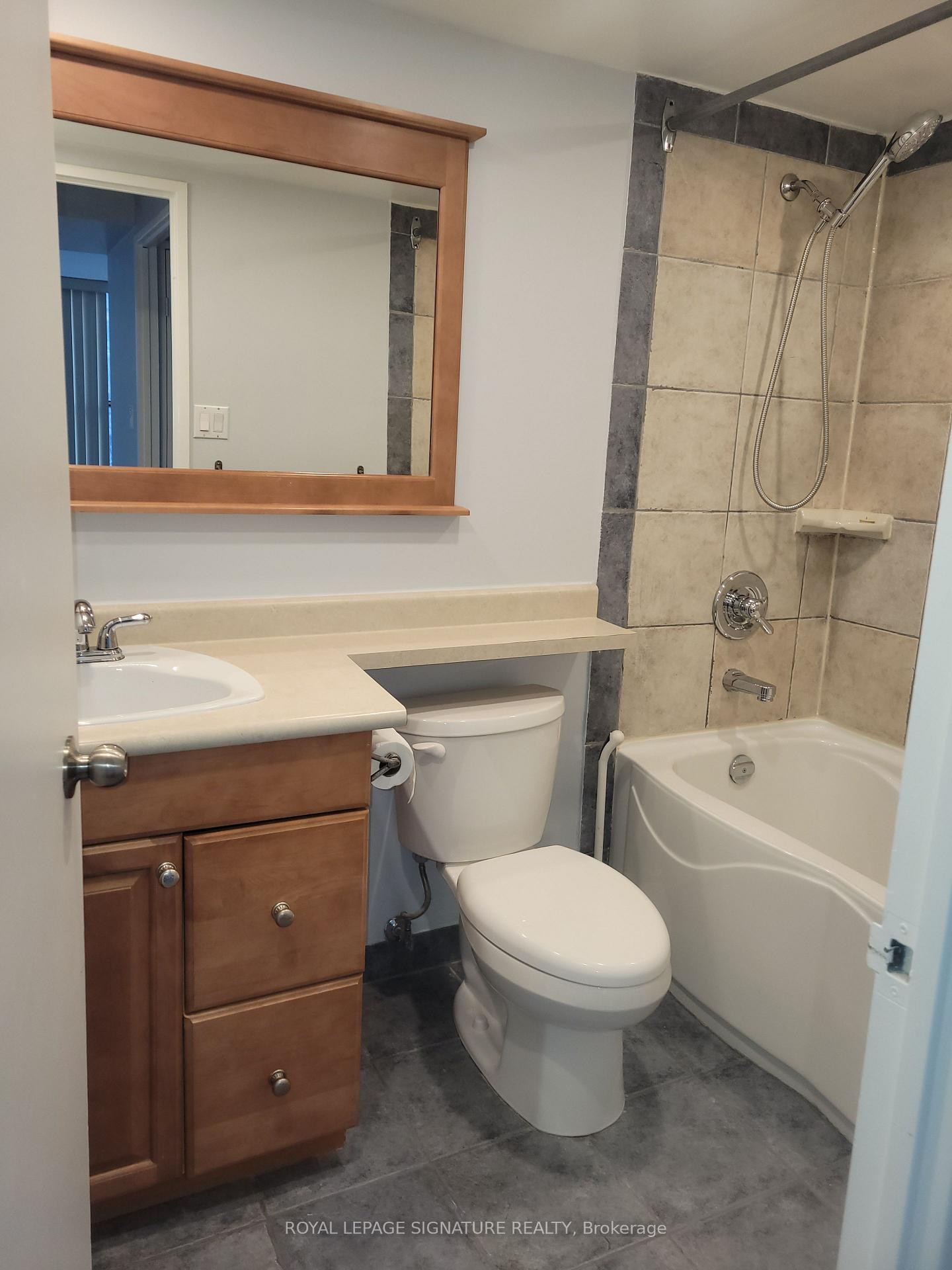 302-65 Scadding Avenue, Toronto, ON - Indoor Photo Showing Bathroom