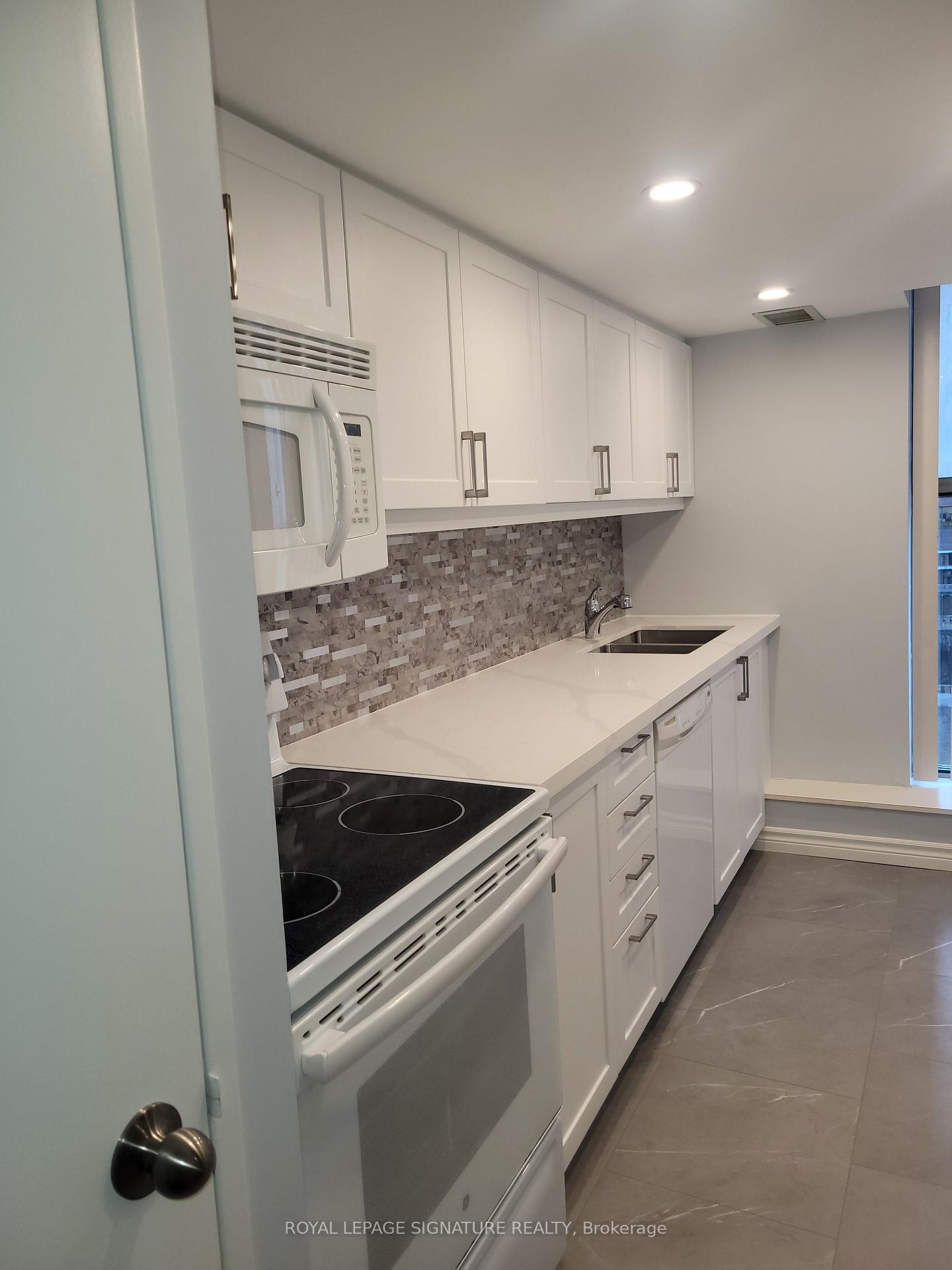 302-65 Scadding Avenue, Toronto, ON - Indoor Photo Showing Kitchen
