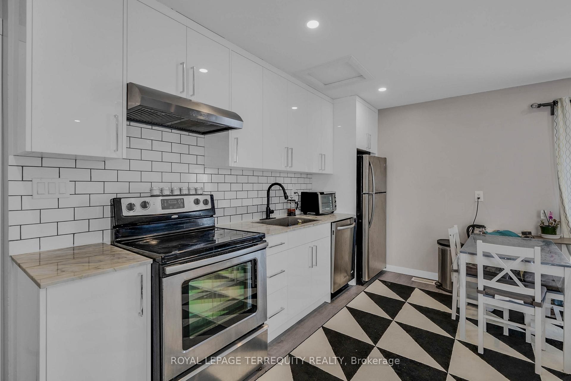 25 Bailey Crescent, Aurora, ON