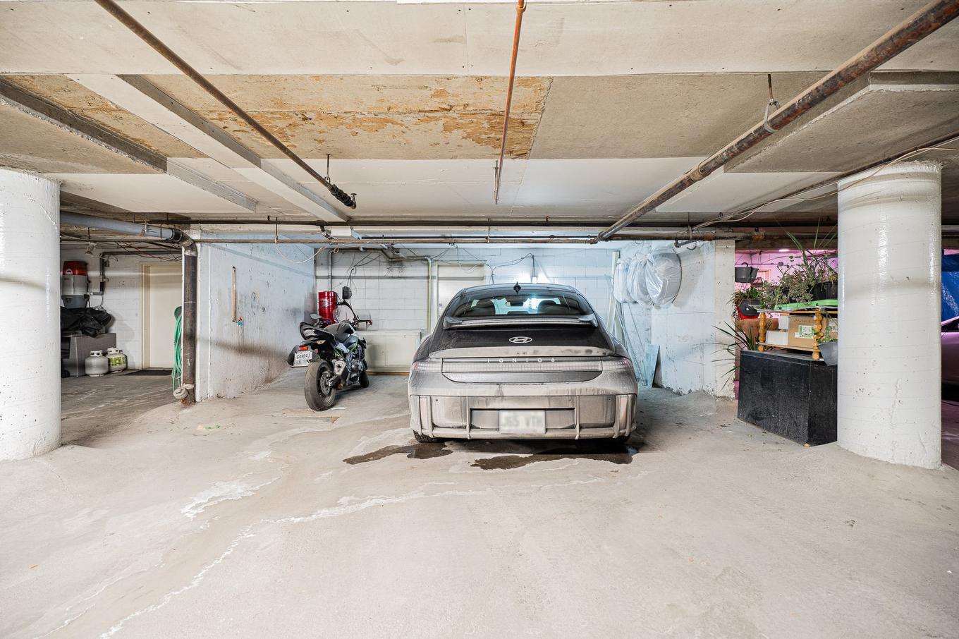 Garage - 7003 Av. Giraud, Montréal (Anjou), QC - Indoor Photo Showing Garage