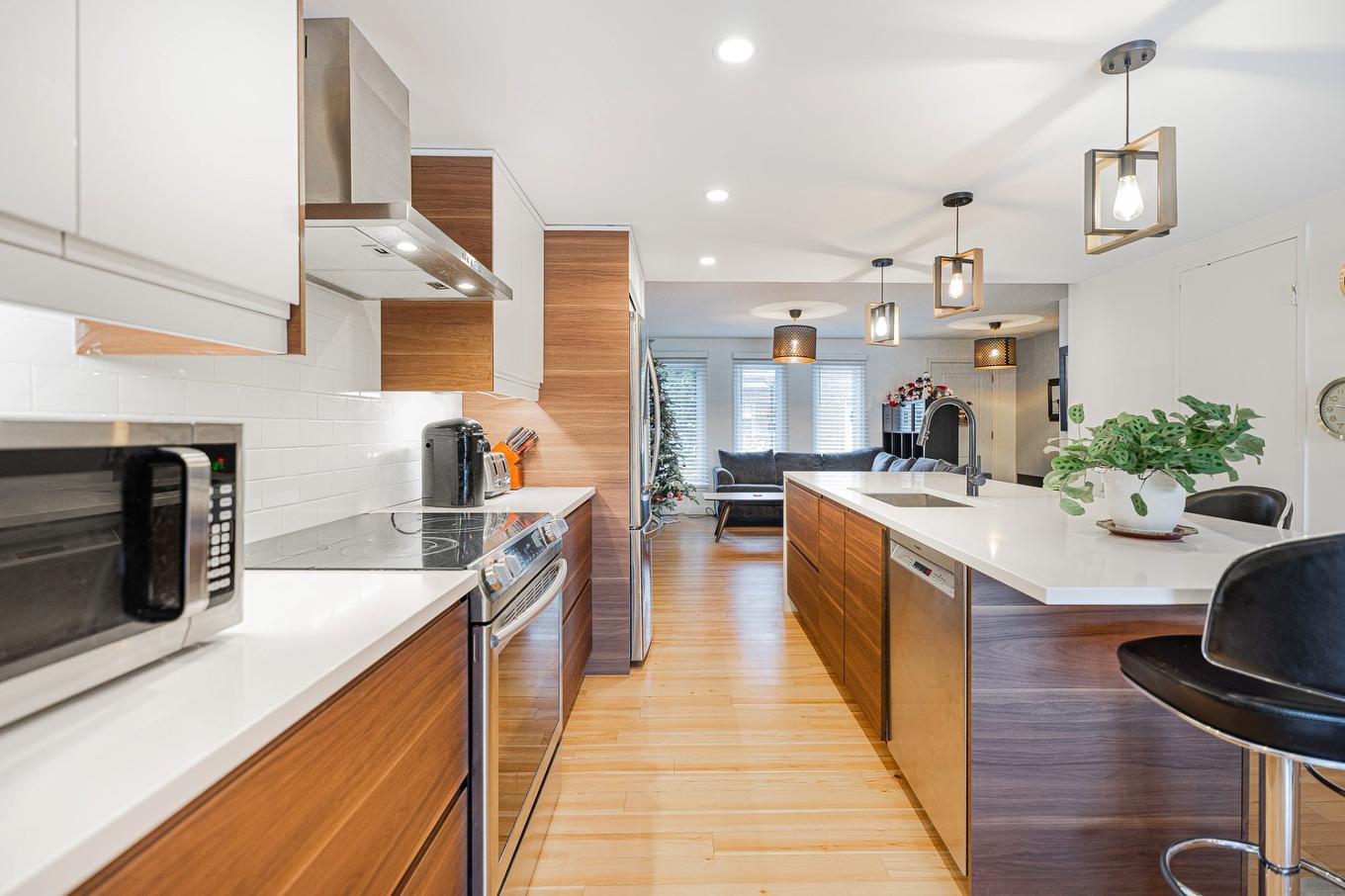 Cuisine - 7003 Av. Giraud, Montréal (Anjou), QC - Indoor Photo Showing Kitchen With Upgraded Kitchen