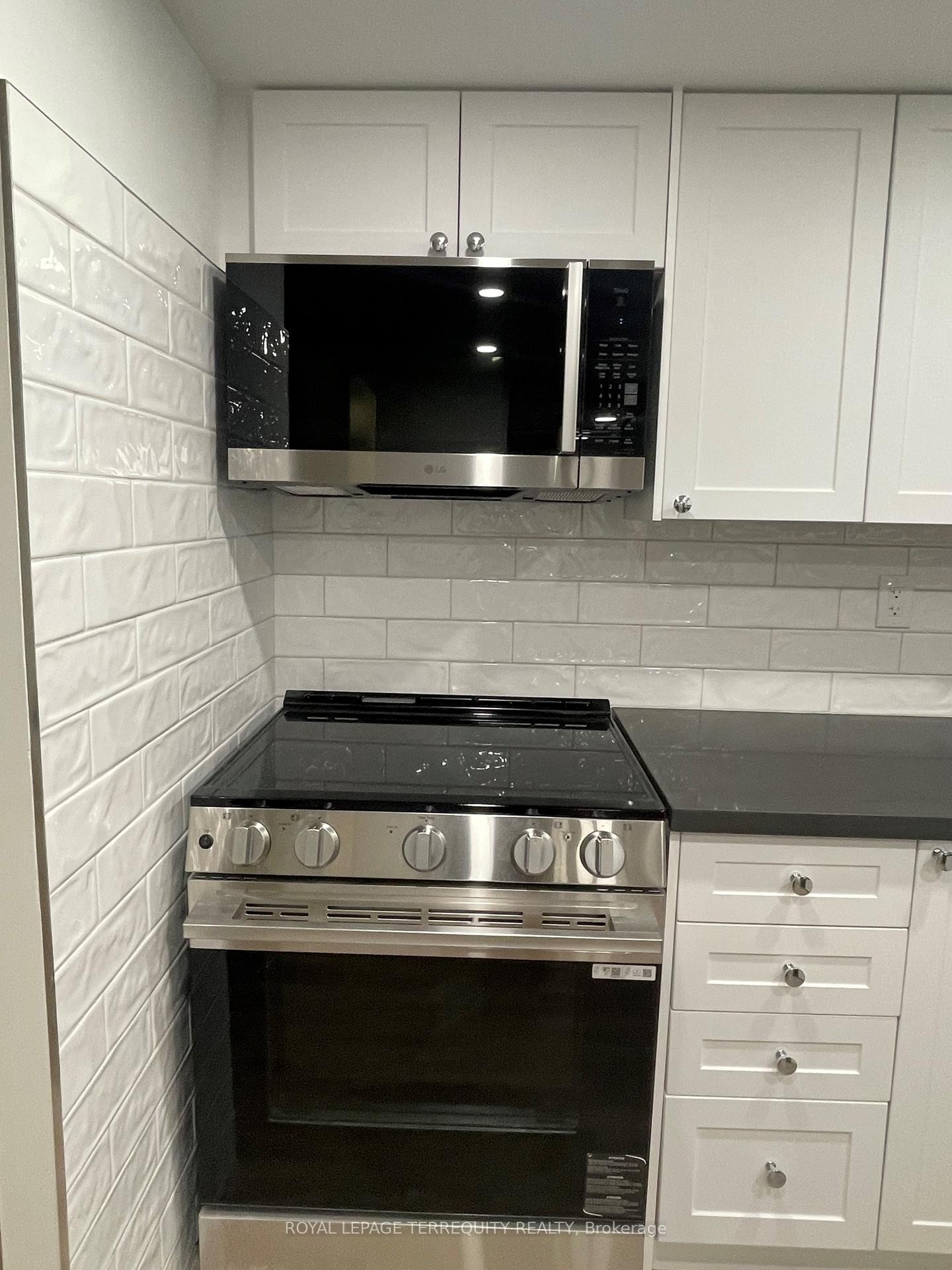 806-2091 Hurontario Street, Mississauga, ON - Indoor Photo Showing Kitchen With Upgraded Kitchen