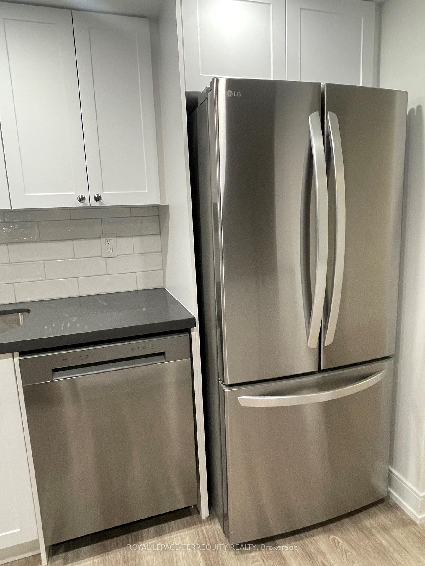 806-2091 Hurontario Street, Mississauga, ON - Indoor Photo Showing Kitchen With Stainless Steel Kitchen