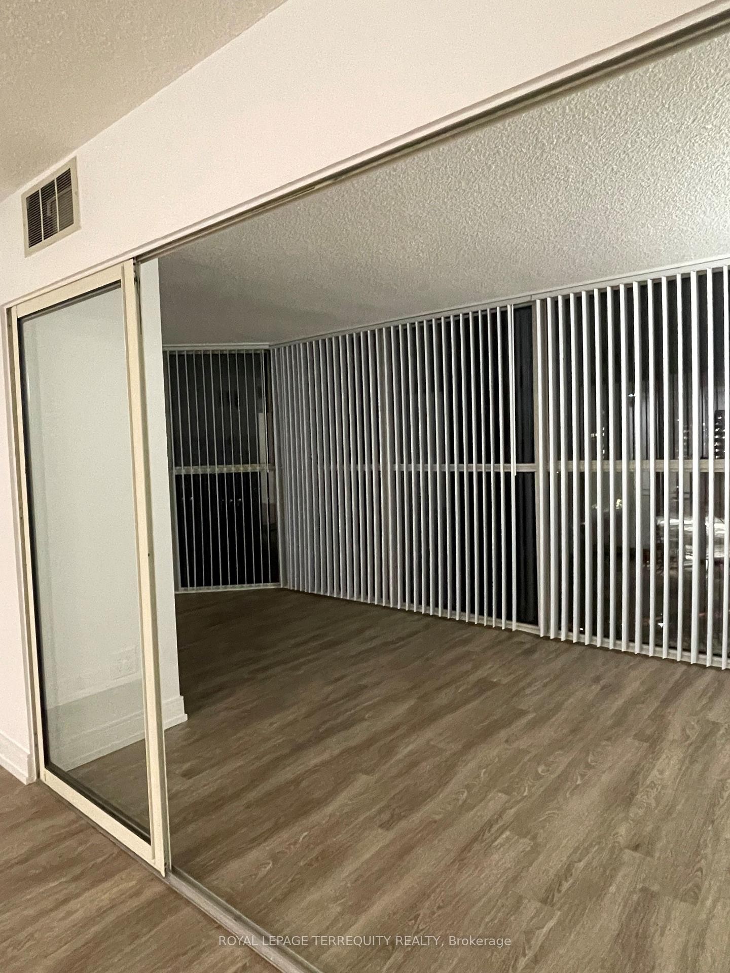 806-2091 Hurontario Street, Mississauga, ON - With Exterior