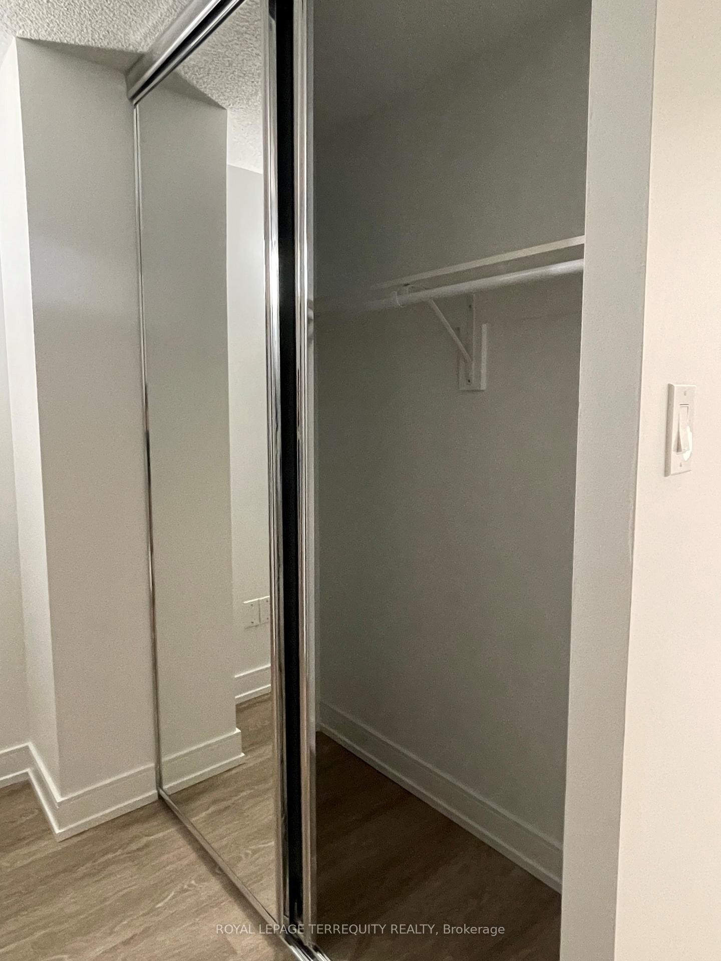 806-2091 Hurontario Street, Mississauga, ON - Indoor