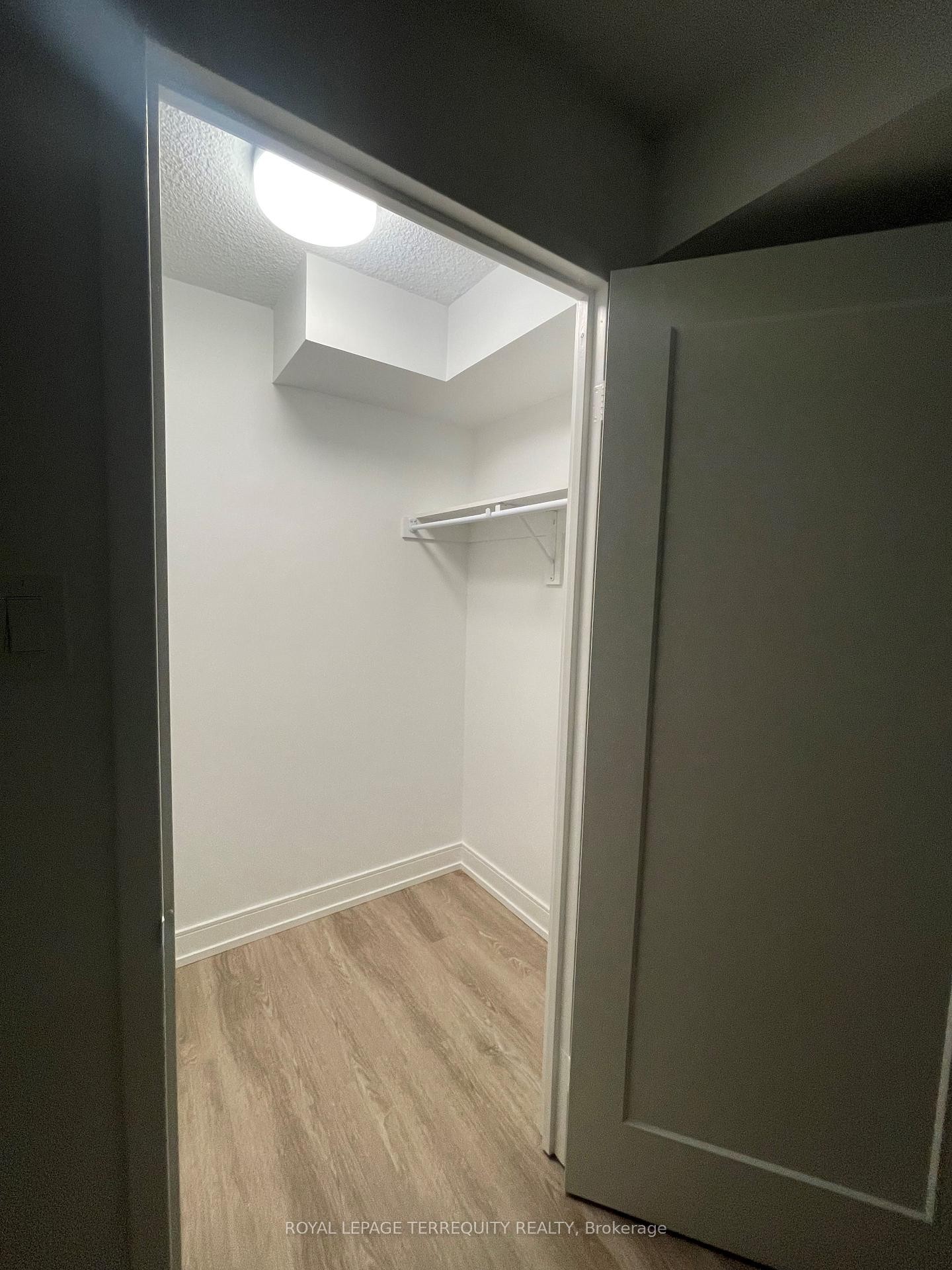 806-2091 Hurontario Street, Mississauga, ON - Indoor