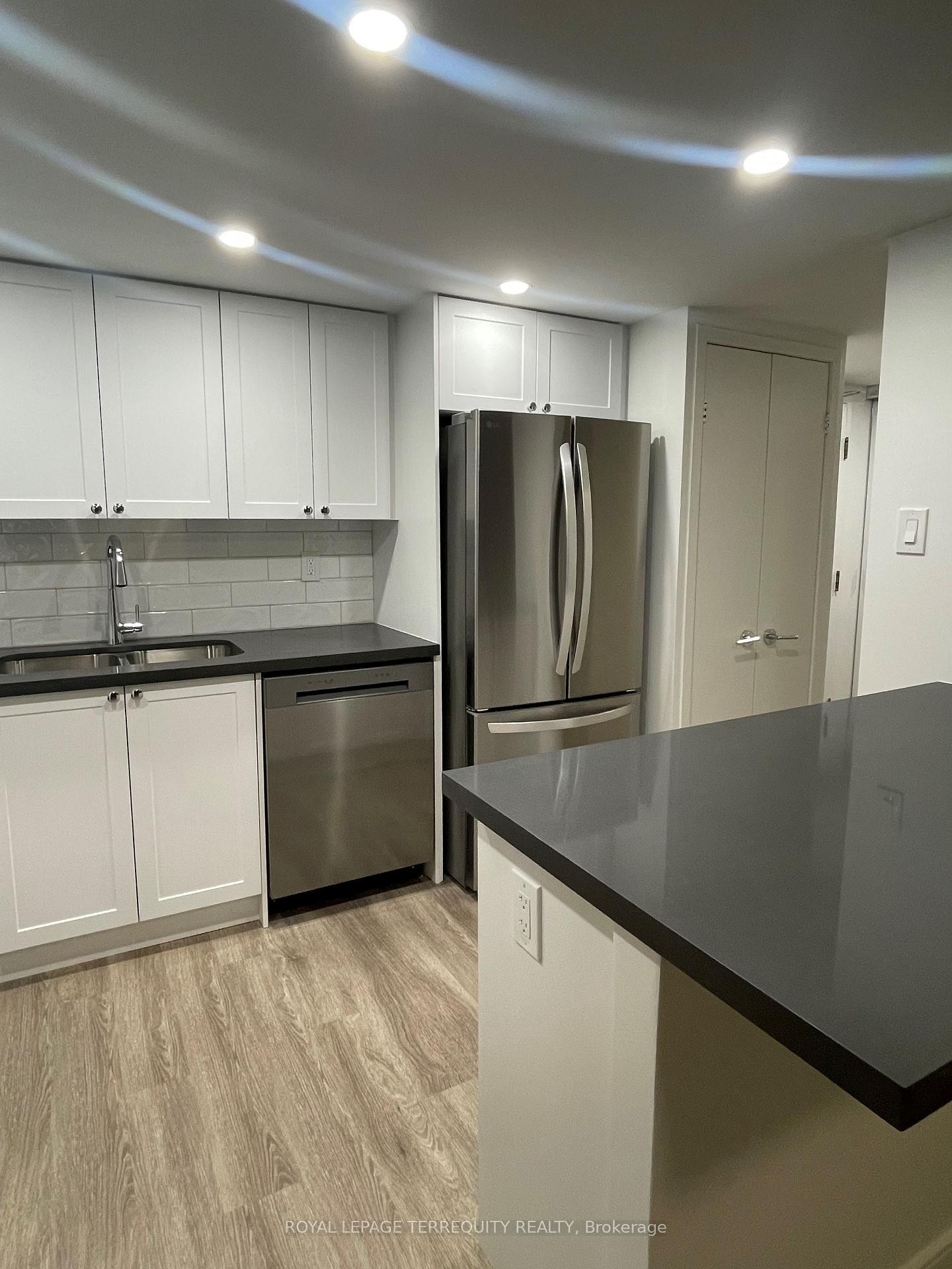 806-2091 Hurontario Street, Mississauga, ON - Indoor Photo Showing Kitchen With Stainless Steel Kitchen