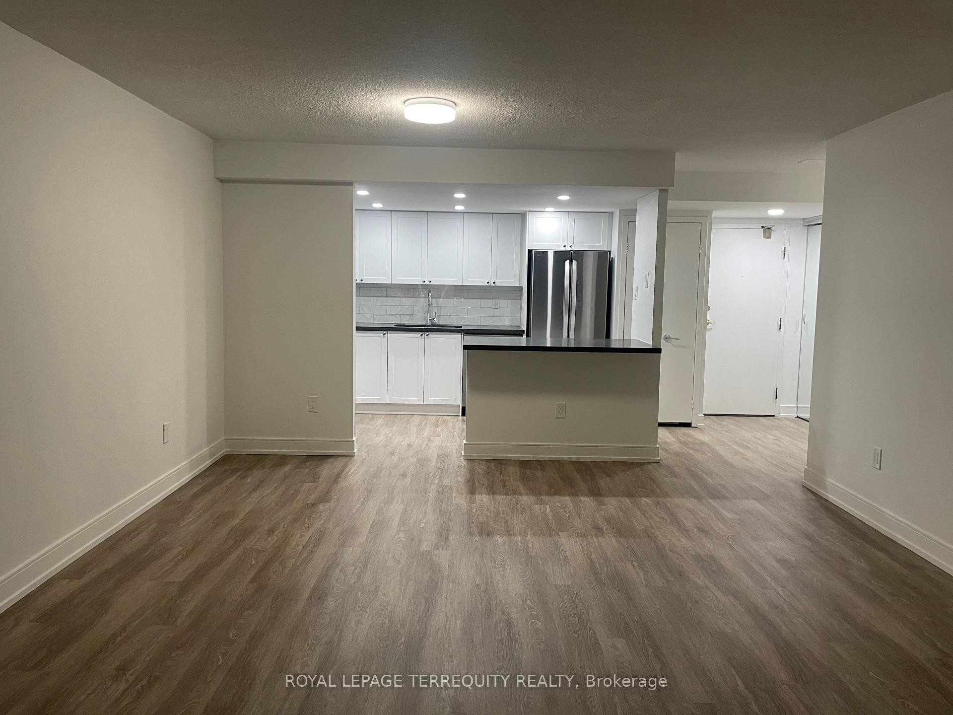 806-2091 Hurontario Street, Mississauga, ON - Indoor