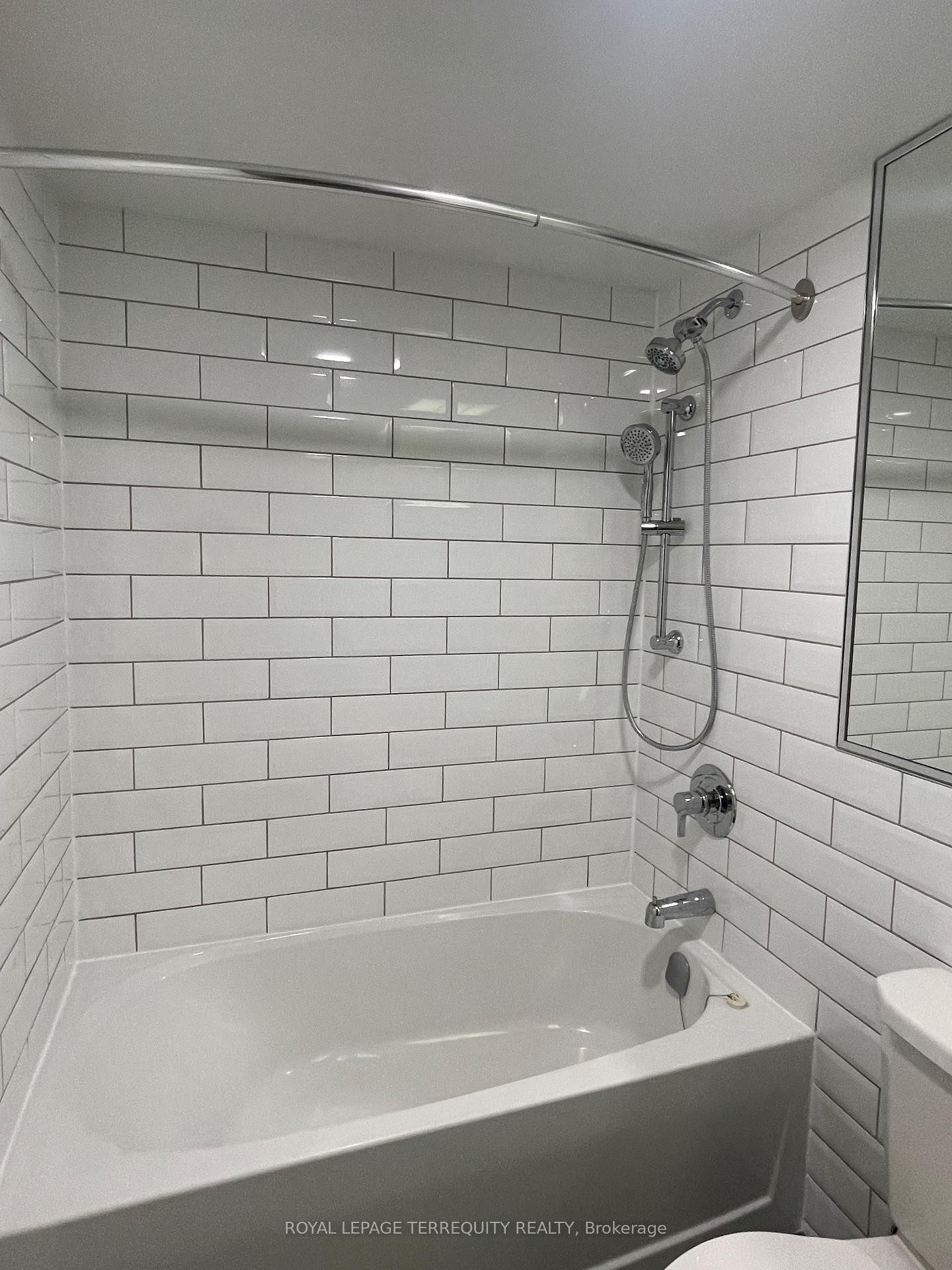 806-2091 Hurontario Street, Mississauga, ON - Indoor Photo Showing Bathroom