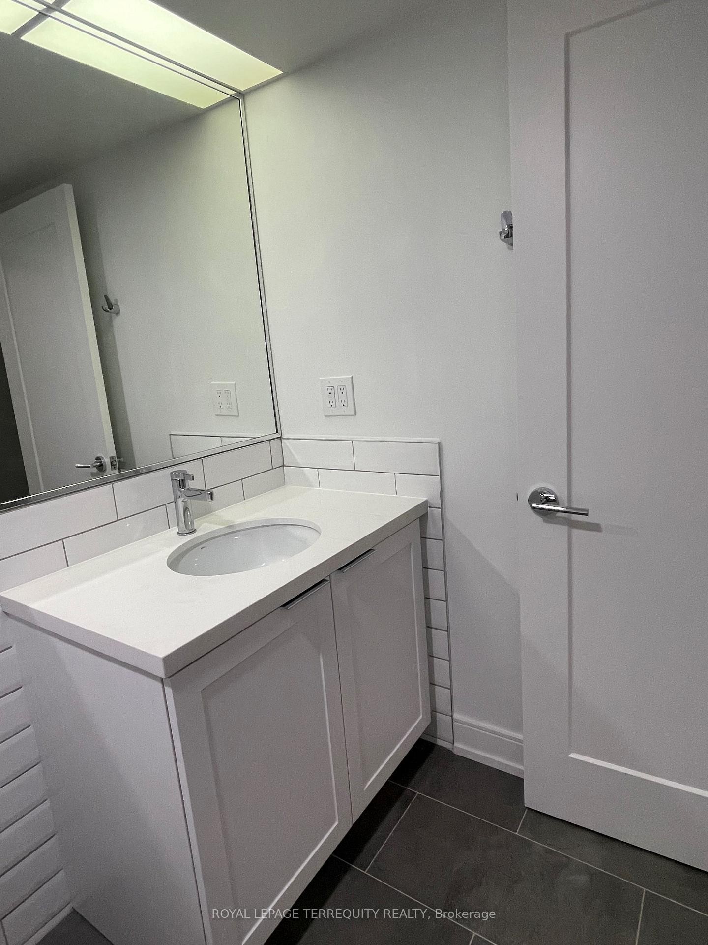 806-2091 Hurontario Street, Mississauga, ON - Indoor