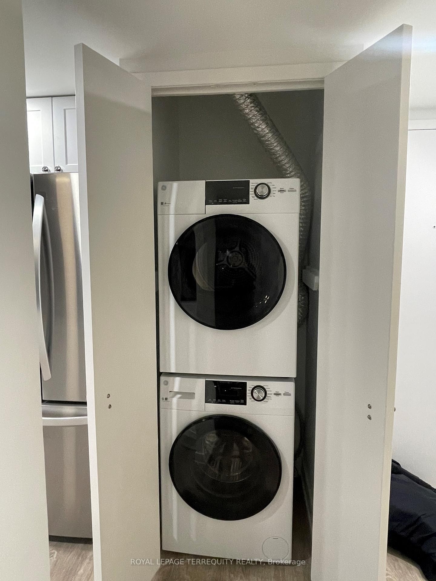 806-2091 Hurontario Street, Mississauga, ON - Indoor Photo Showing Laundry Room