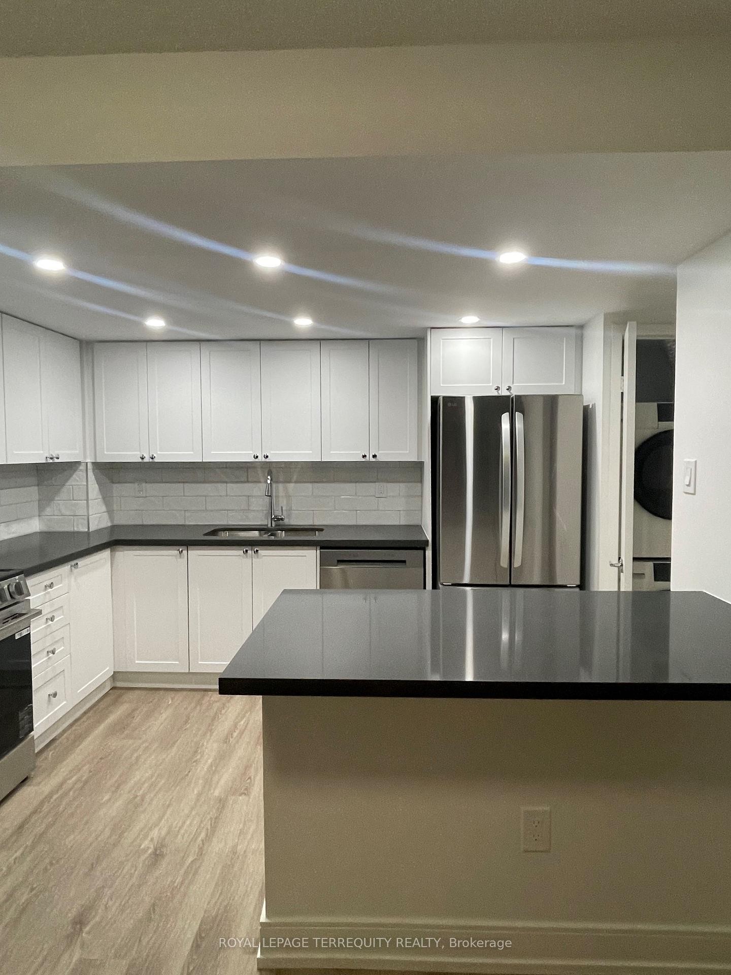 806-2091 Hurontario Street, Mississauga, ON - Indoor Photo Showing Kitchen