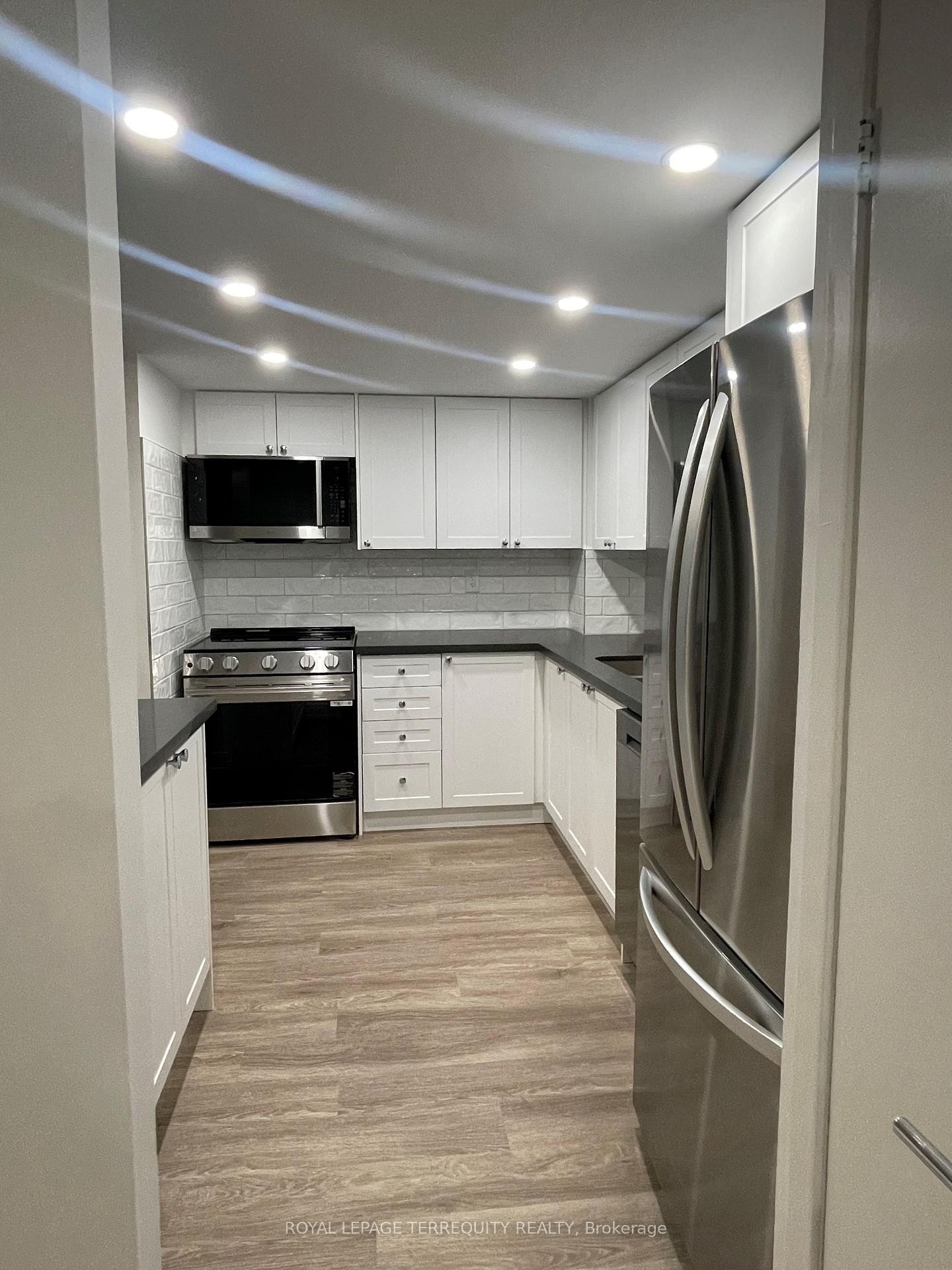 806-2091 Hurontario Street, Mississauga, ON - Indoor Photo Showing Kitchen