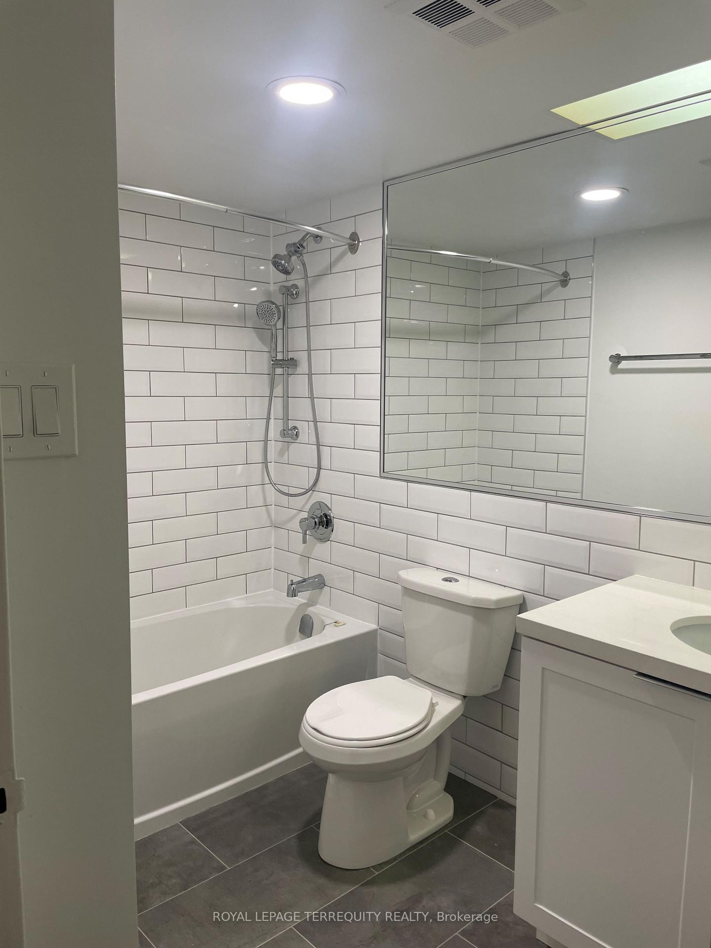 806-2091 Hurontario Street, Mississauga, ON - Indoor Photo Showing Bathroom