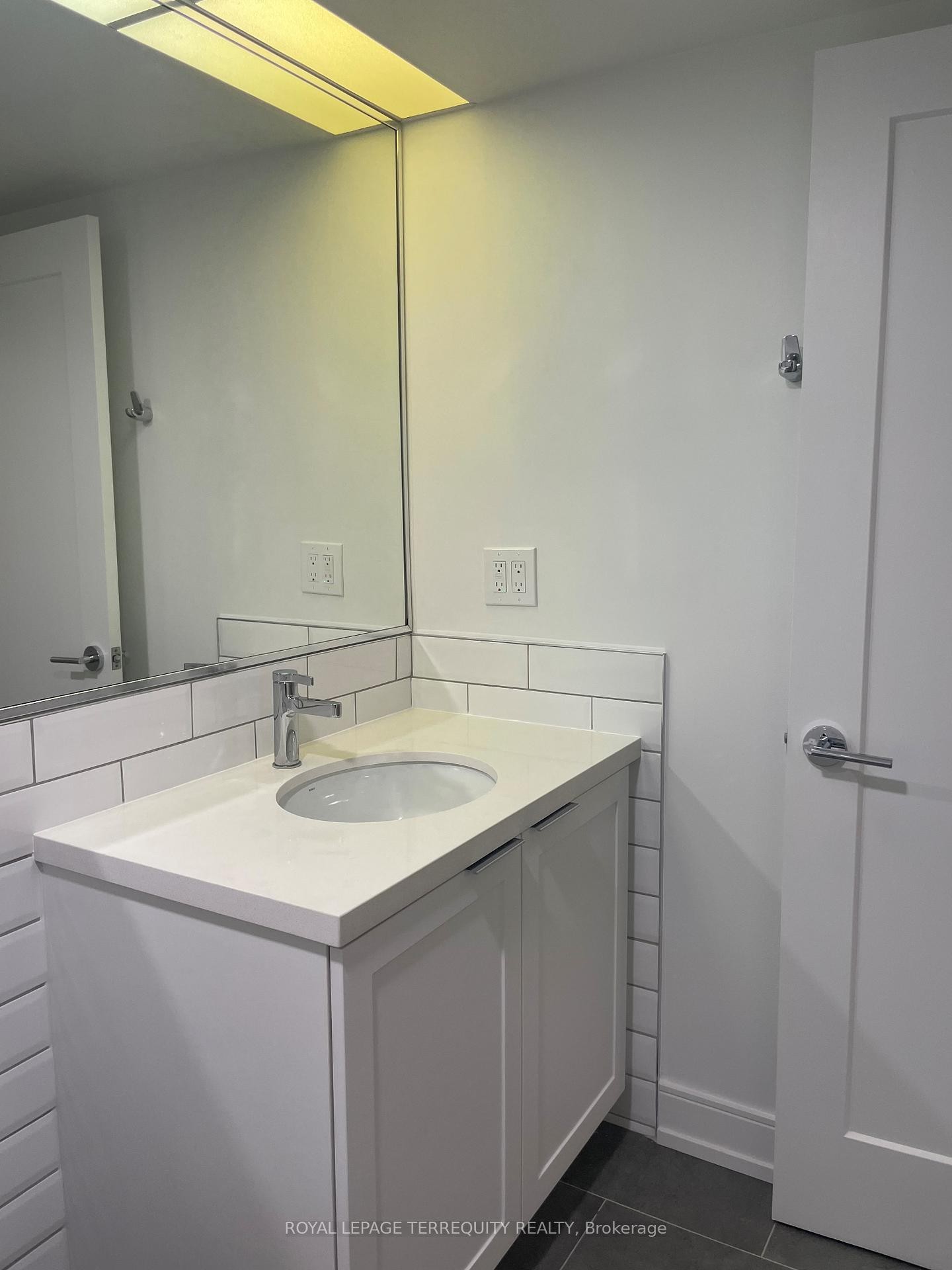 806-2091 Hurontario Street, Mississauga, ON - Indoor Photo Showing Bathroom