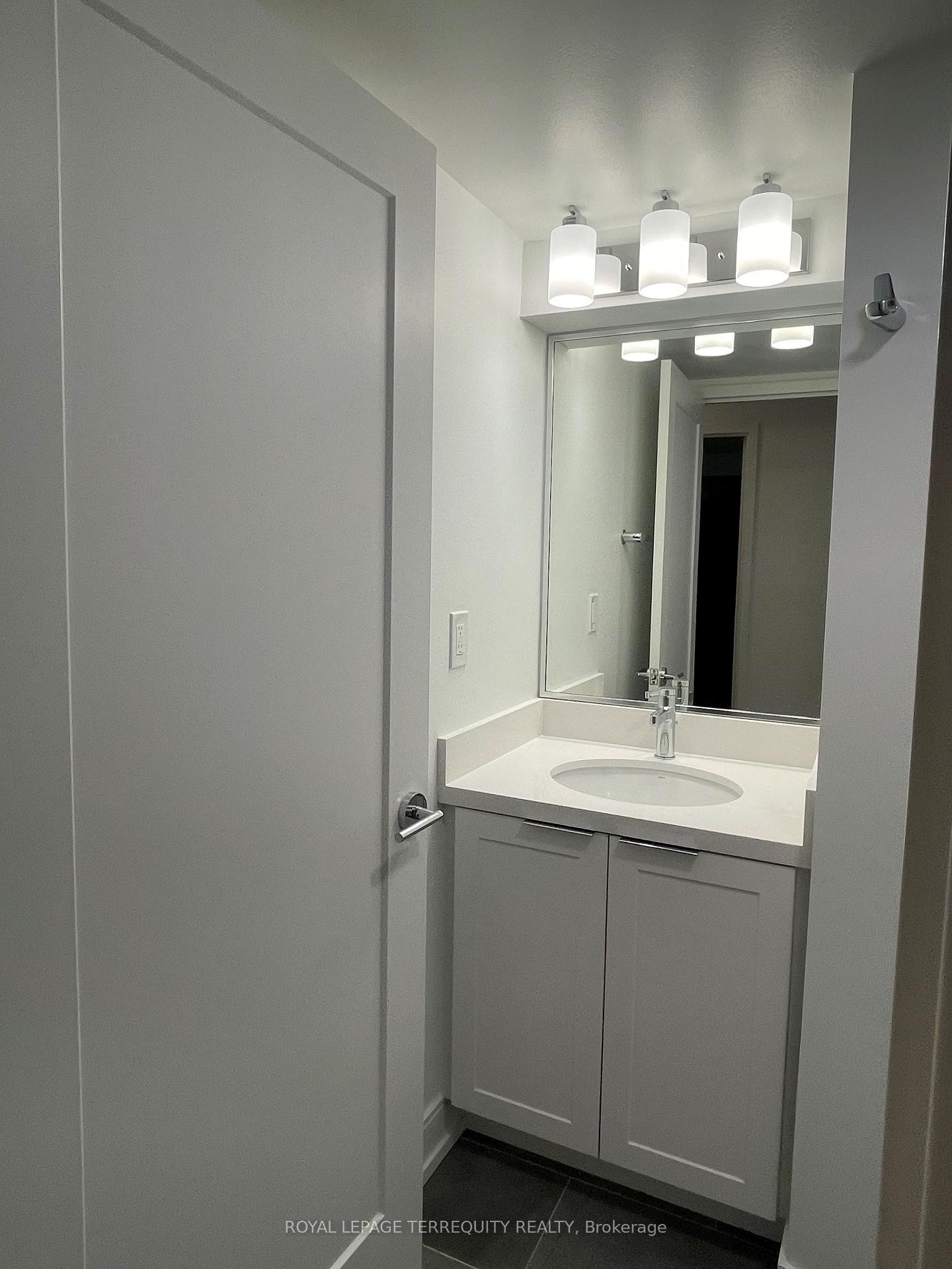 806-2091 Hurontario Street, Mississauga, ON - Indoor Photo Showing Bathroom