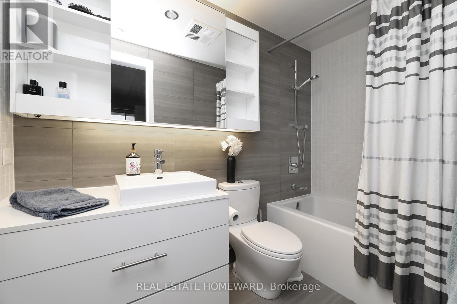 520 - 32 Trolley Crescent, Toronto, ON - Indoor Photo Showing Bathroom