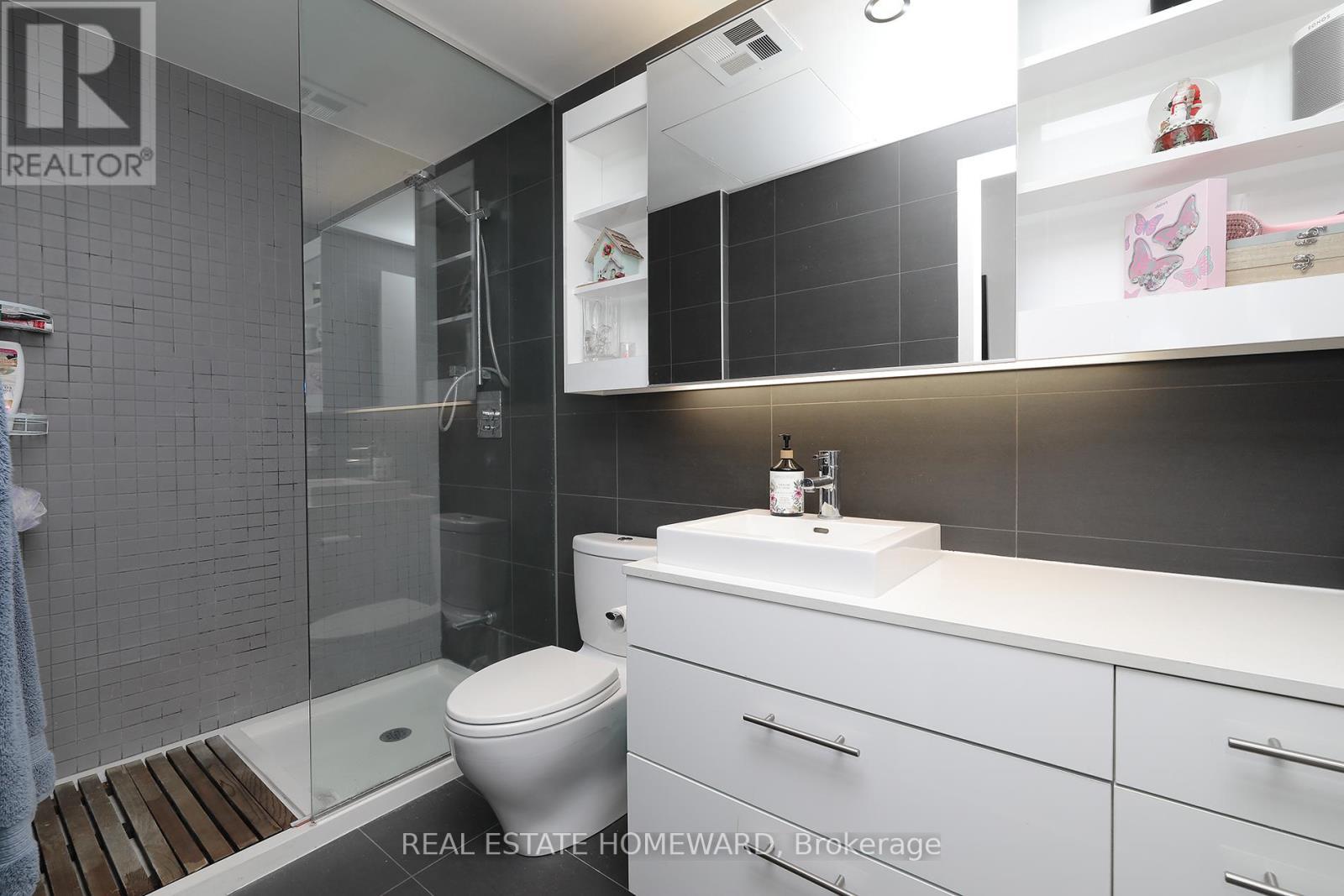 520 - 32 Trolley Crescent, Toronto, ON - Indoor Photo Showing Bathroom