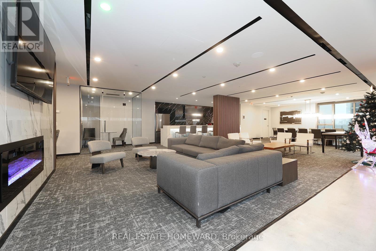 520 - 32 Trolley Crescent, Toronto, ON - Indoor