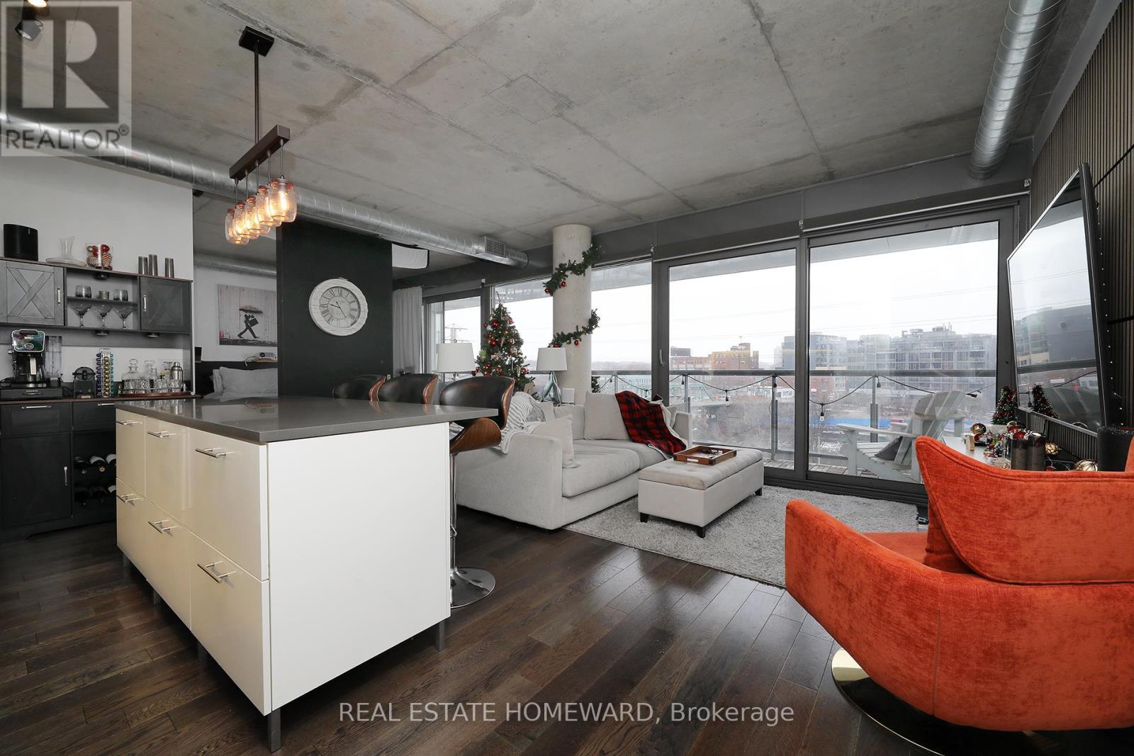 520 - 32 Trolley Crescent, Toronto, ON - Indoor