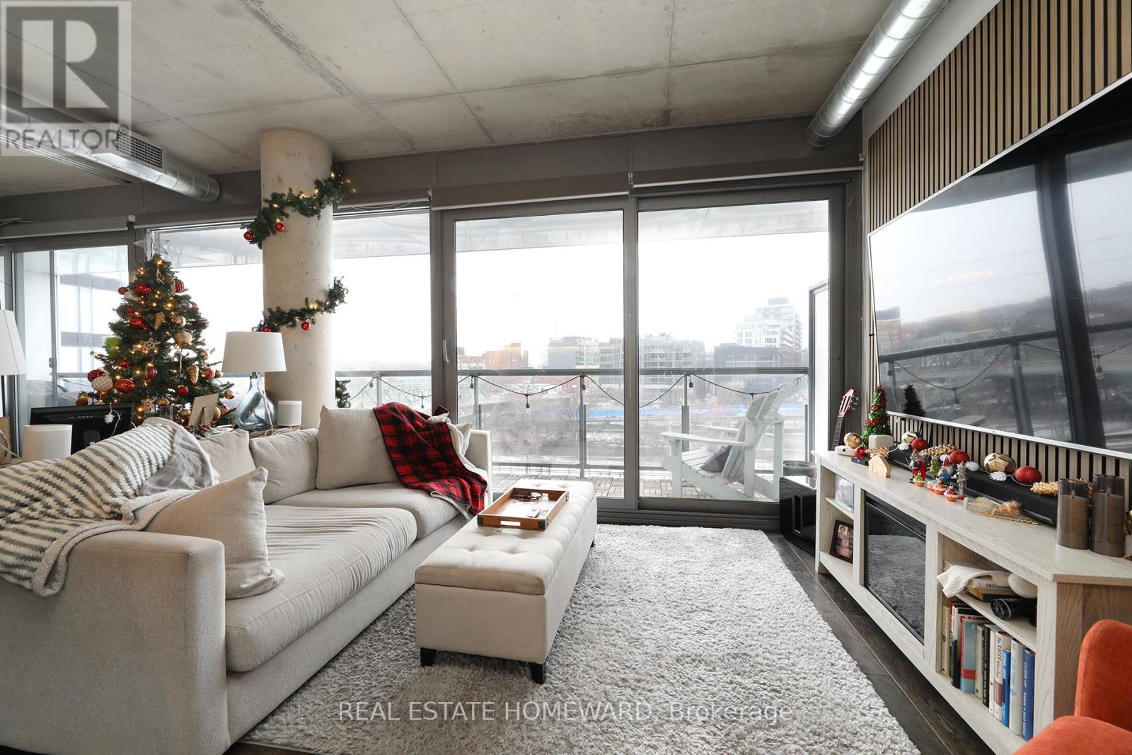 520 - 32 Trolley Crescent, Toronto, ON - Indoor Photo Showing Living Room