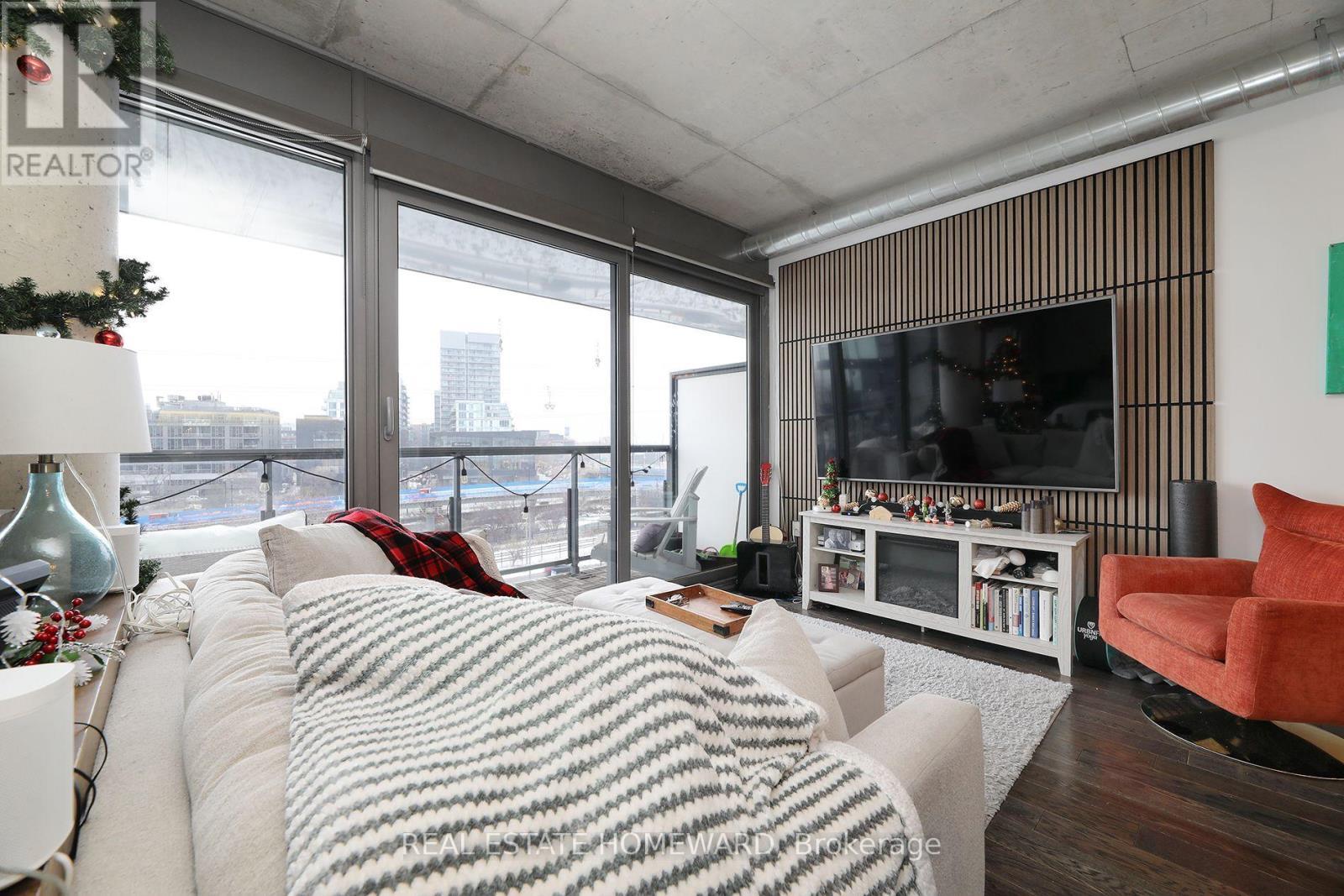 520 - 32 Trolley Crescent, Toronto, ON - Indoor Photo Showing Living Room