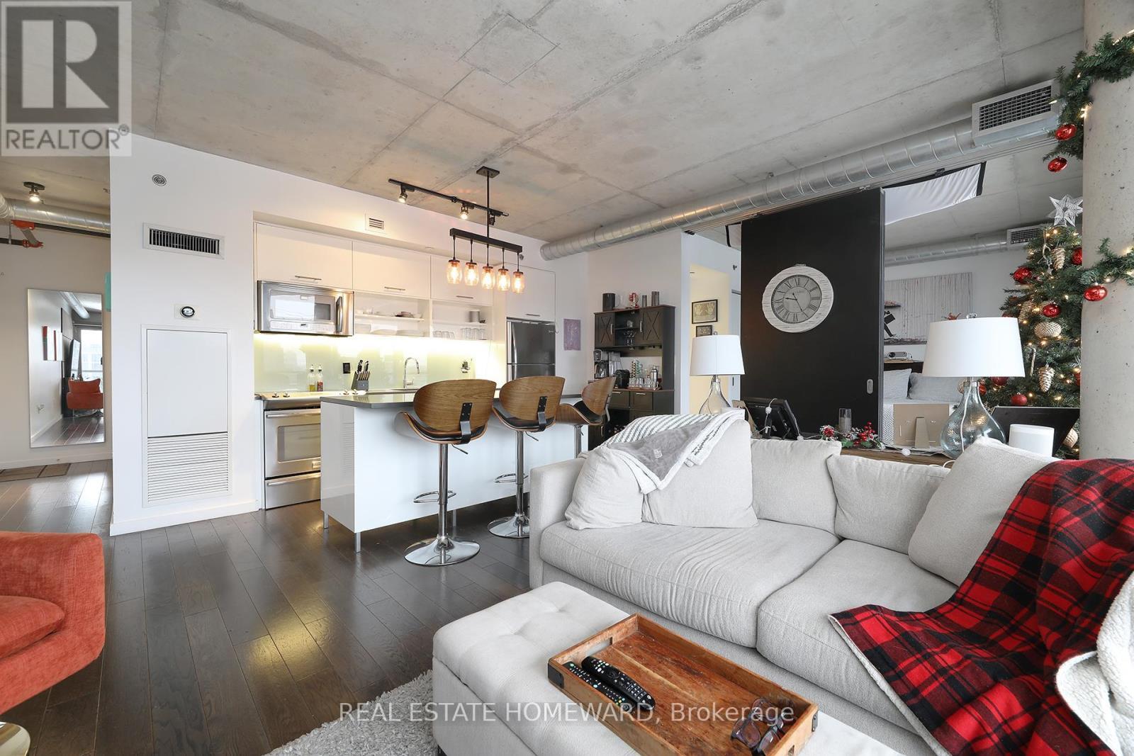 520 - 32 Trolley Crescent, Toronto, ON - Indoor Photo Showing Living Room