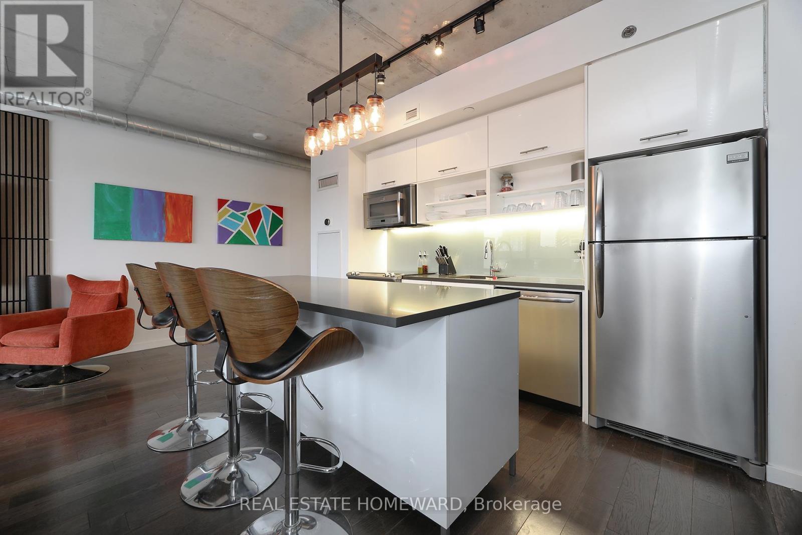 520 - 32 Trolley Crescent, Toronto, ON - Indoor Photo Showing Kitchen With Upgraded Kitchen