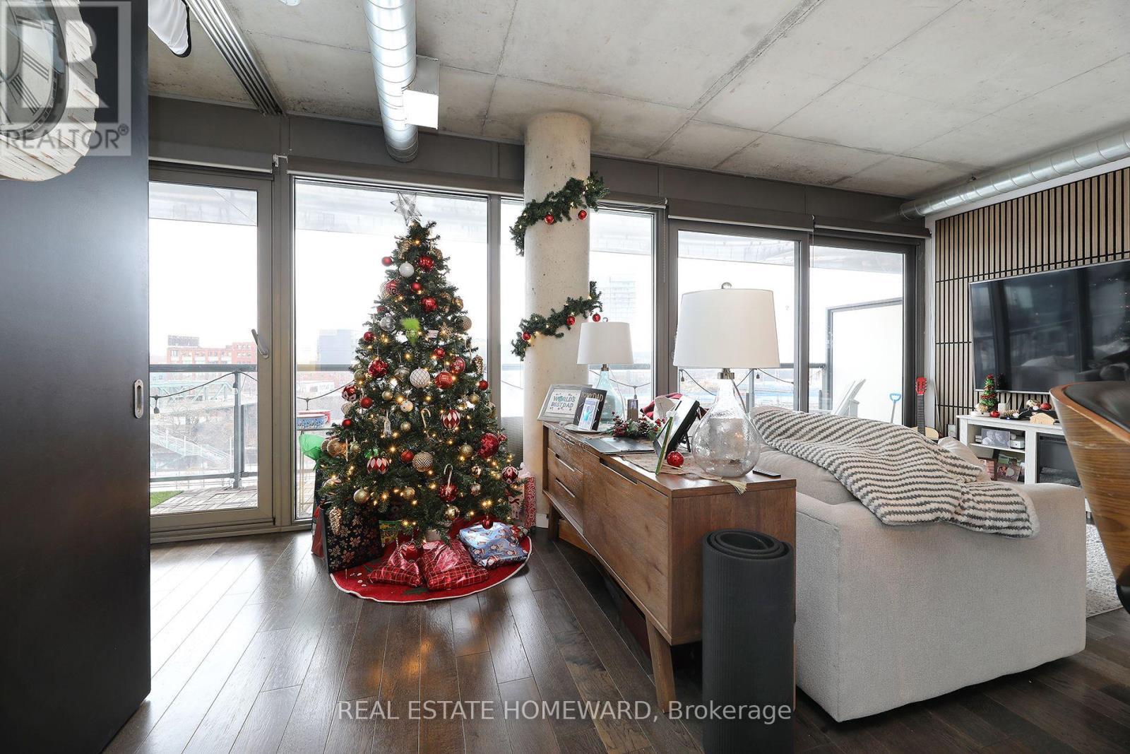 520 - 32 Trolley Crescent, Toronto, ON - Indoor Photo Showing Living Room