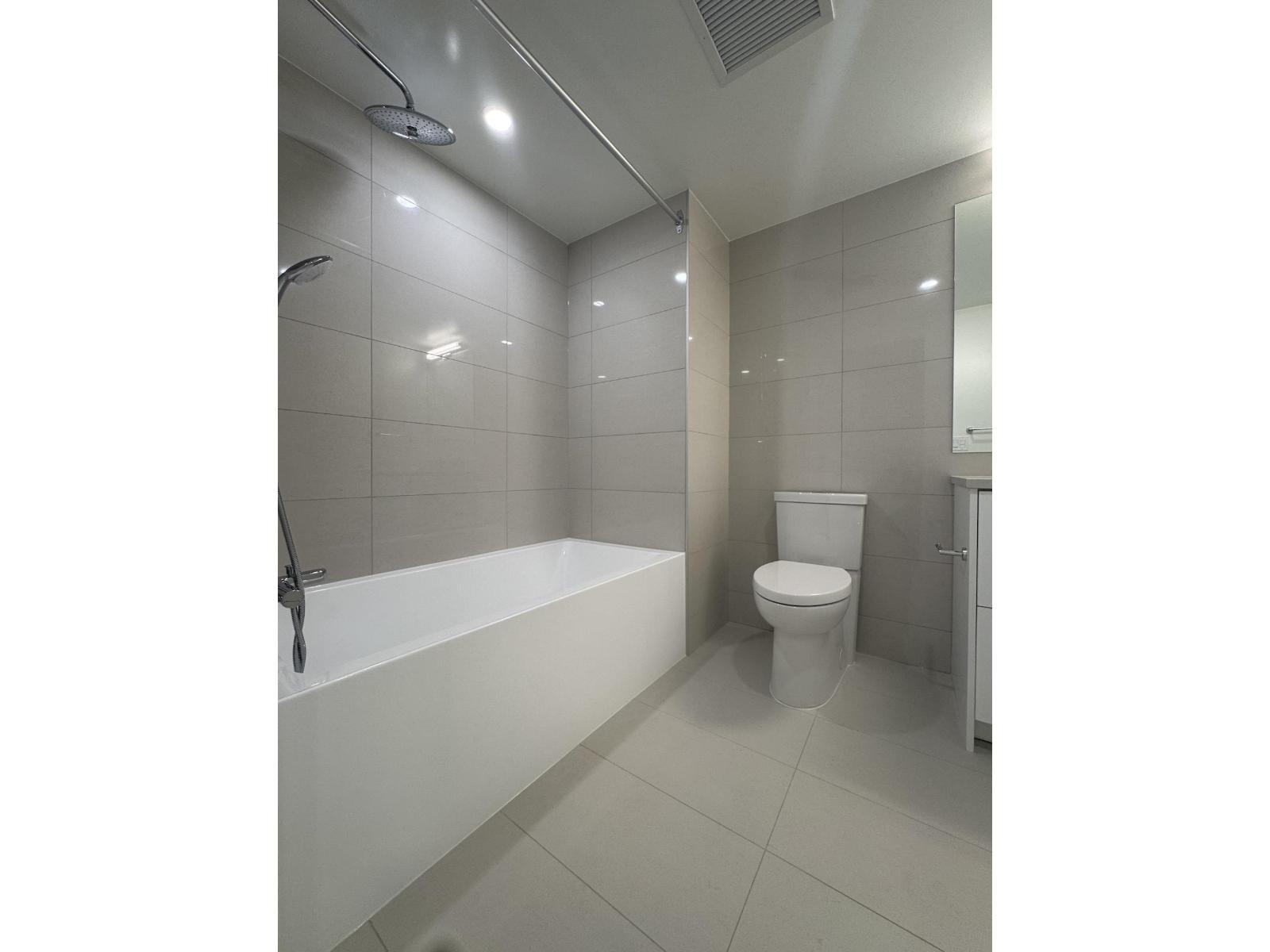 604 13675 107A Avenue, Surrey, BC - Indoor Photo Showing Bathroom